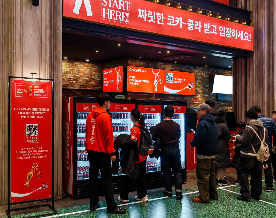 CGV 용산아이파크몰에서 열린 FIFA 월드컵 트로피 투어 by 코카-콜라 소비자 행사에서 무료로 제공되는 코카-콜라를 받고 있는 사람들의 모습