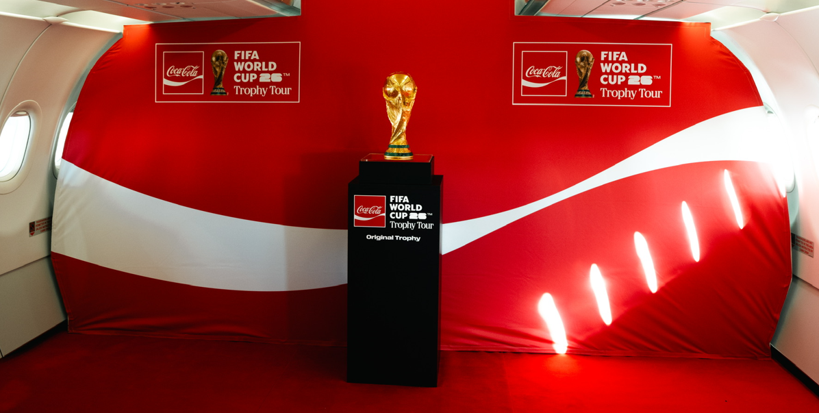 FIFA 월드컵 오리지널 트로피가 코카-콜라 전세기 내부에 전시되어 있는 이미지