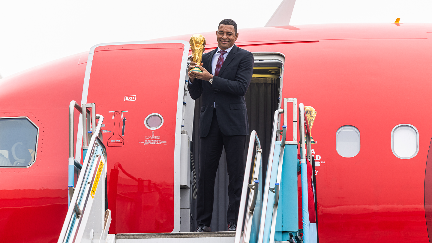 FIFA 월드컵 오리지널 트로피를 손에 들고 코카-콜라 전세기에서 내리는 FIFA 레전드, 지우베르투 시우바의 모습