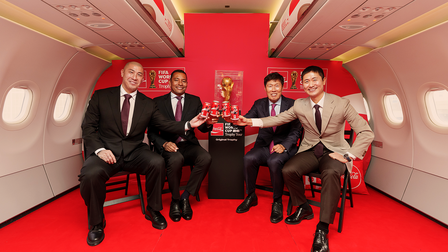 코카-콜라 전세기 내부에서 FIFA 월드컵 오리지널 트로피를 배경으로 코카-콜라를 들고있는 지우베르투 시우바, 차범근 전 감독, 이영표 위원과 차두리 감독의 모습