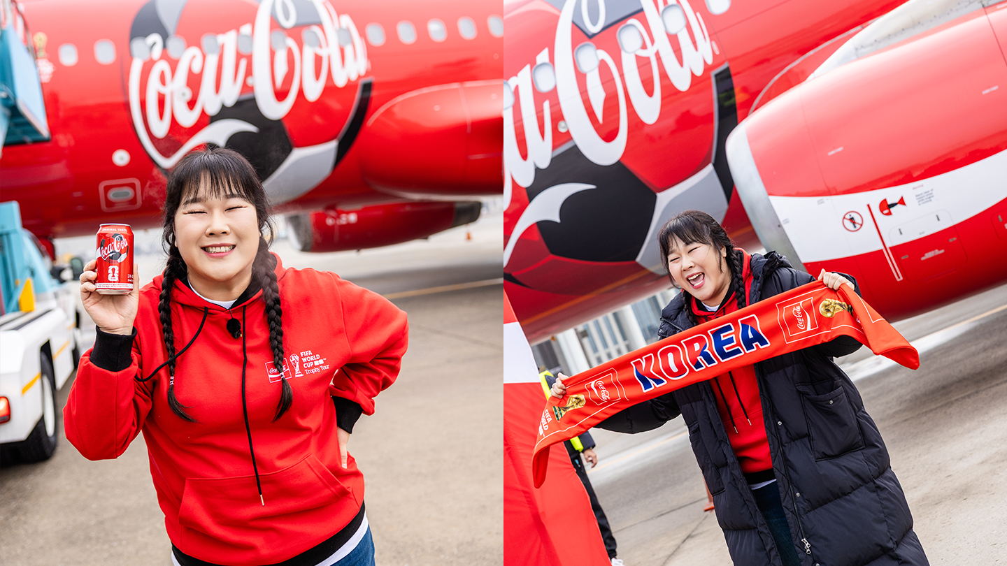 26 FIFA 월드컵 원정 응원 기회를 제공하는 코카-콜라 스페셜 패키지 제품을 들고, 대한민국 축구 국가대표팀을 응원하는 개그우먼 김민경의 모습