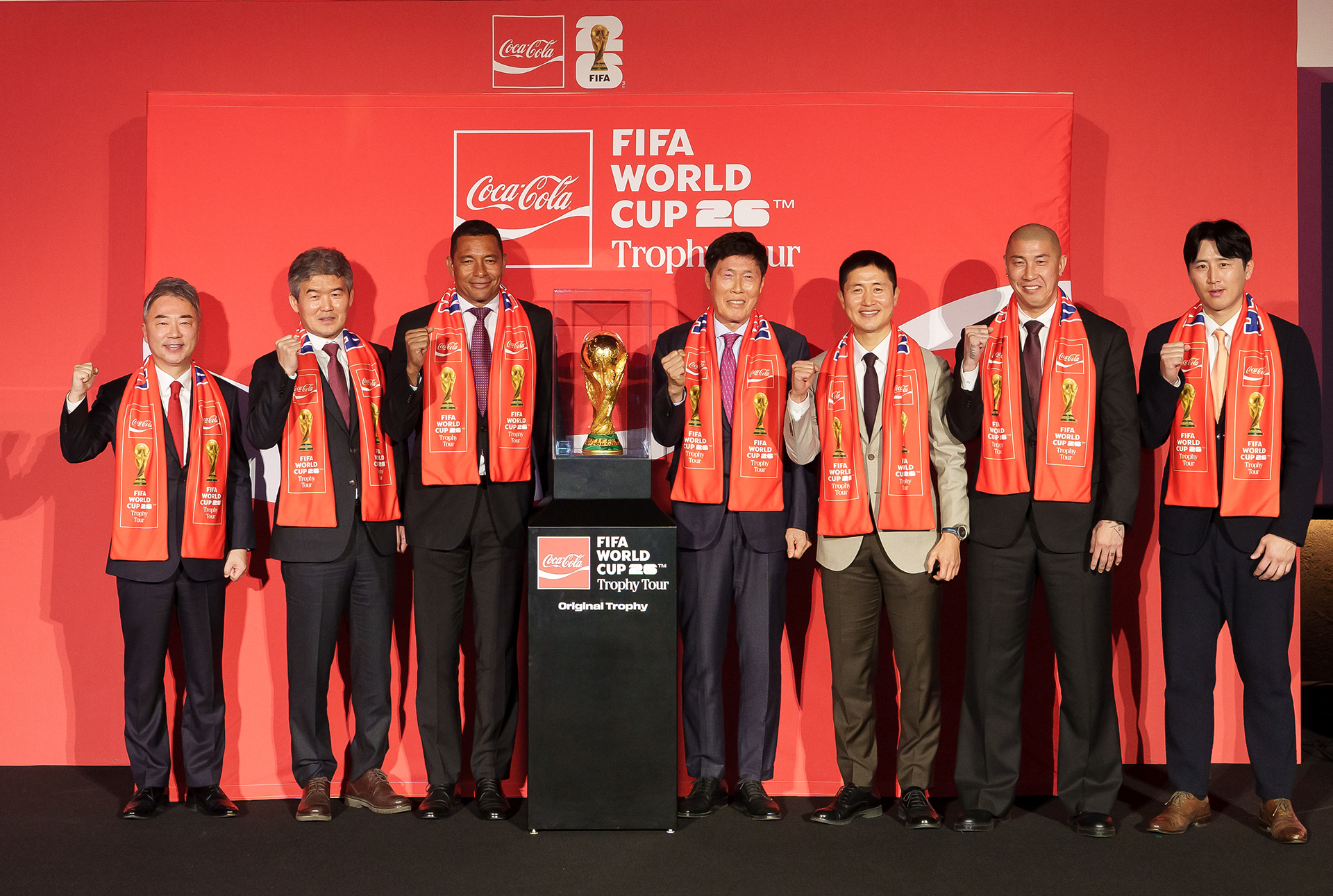 (왼쪽부터) FIFA 월드컵 오리지널 트로피 공개 무대에 서 있는 이준엽 한국 코카-콜라 대표, 김승희 대한축구협회 전무, FIFA 레전드 지우베르투 시우바, 차범근 전 감독, 이영표 축구 해설위원, 차두리 감독, 구자철 디렉터