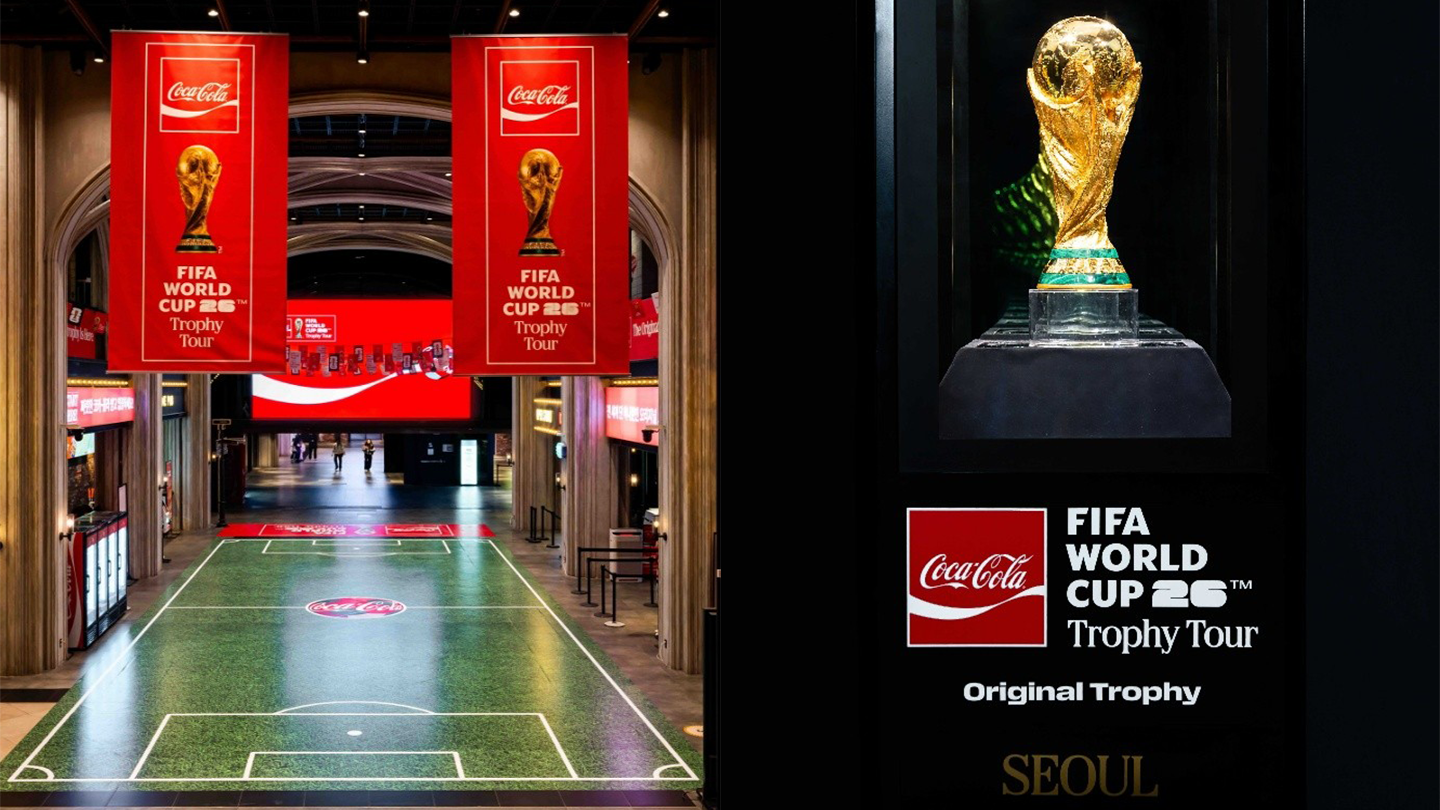 26 FIFA 월드컵 트로피 투어 소비자 행사를 위해 축구장처럼 꾸며진 CGV 용산아이파크몰 전경과 오리지널 트로피가 전시된 모습