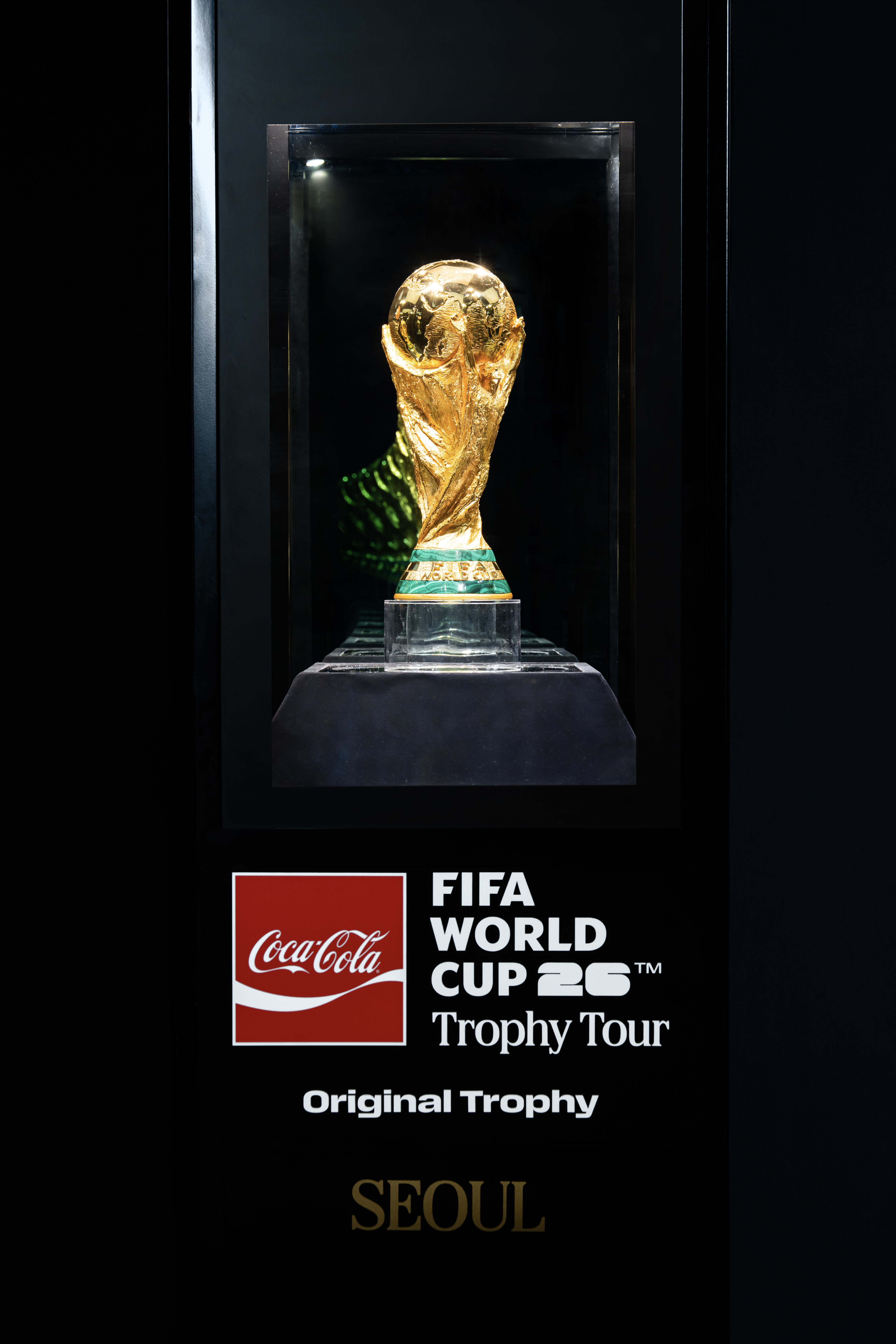 코카-콜라와 함께 하는 FIFA 월드컵 트로피 투어 행사에서 오리지널 트로피가 유리 케이스 안에 전시되어 있는 모습