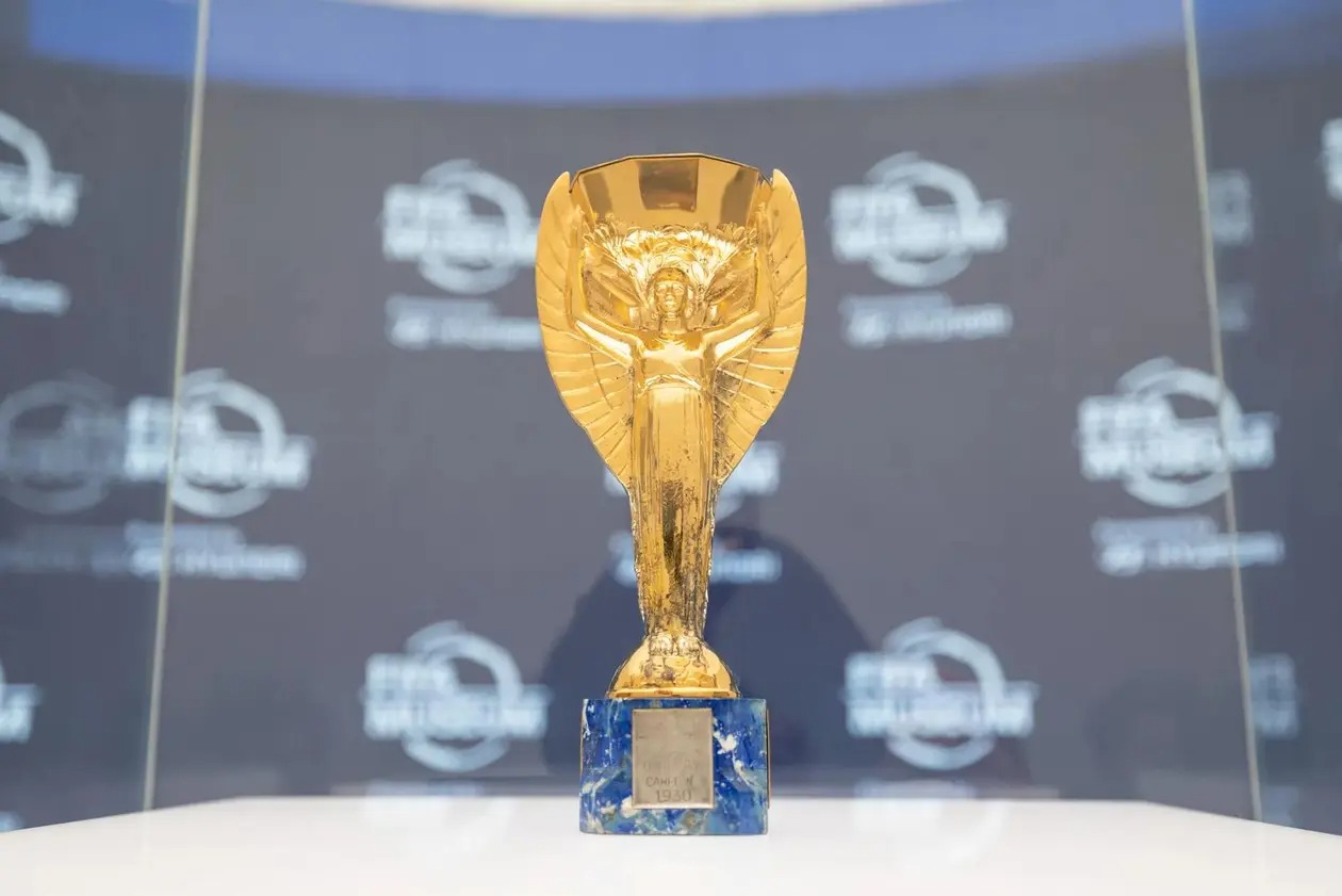 FIFA 월드컵 최초의 트로피인 줄리메컵의 모습으로 승리의 여신이 성찬배를 손으로 받치고 있는 형상을 하고 있다