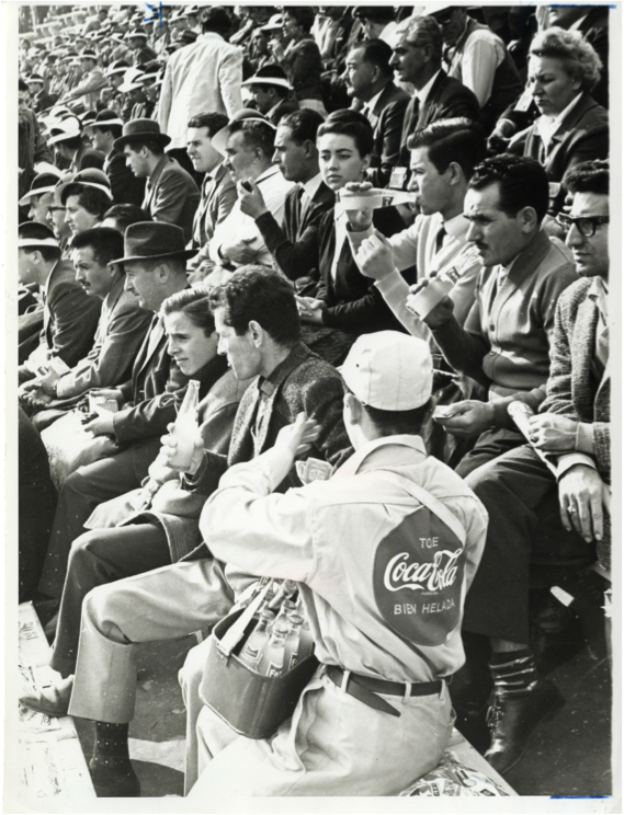 1962년 칠레 월드컵 당시 코카-콜라 판매원이 음료를 관중들에게 판매하고 있다