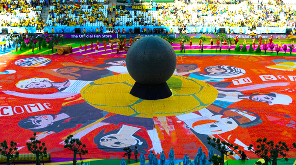 2014년 브라질 월드컵 당시 진행된 초대형 포토 모자이크, '행복의 깃발(The Happiness Flag)'이 경기장을 가득 채운 모습.