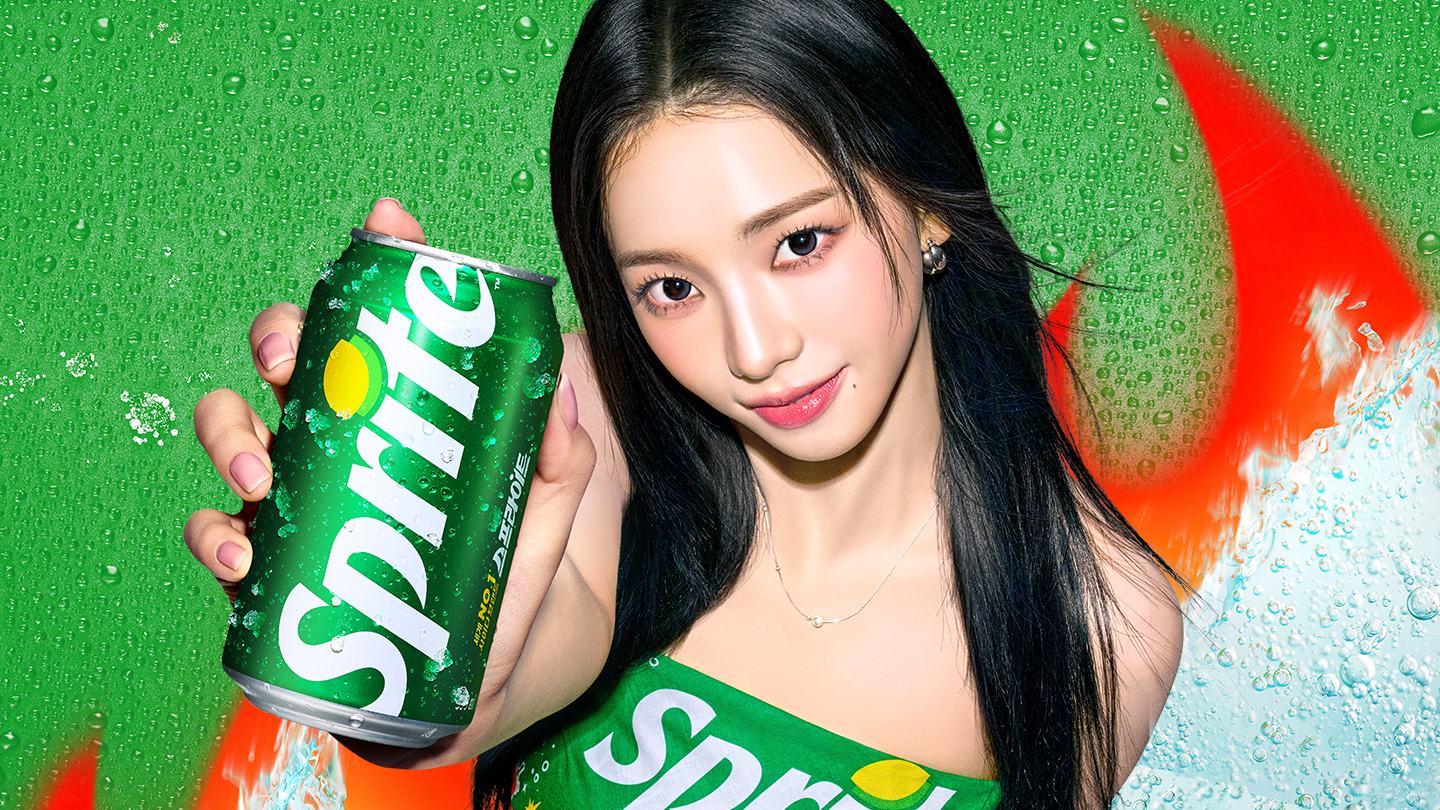 스프라이트 반다나 앞치마를 입고 있는 카리나가 스프라이트를 들고 있는 모습