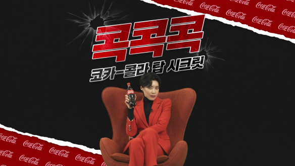 의자에 앉아 콜라 페트병을 들고 있는 여성