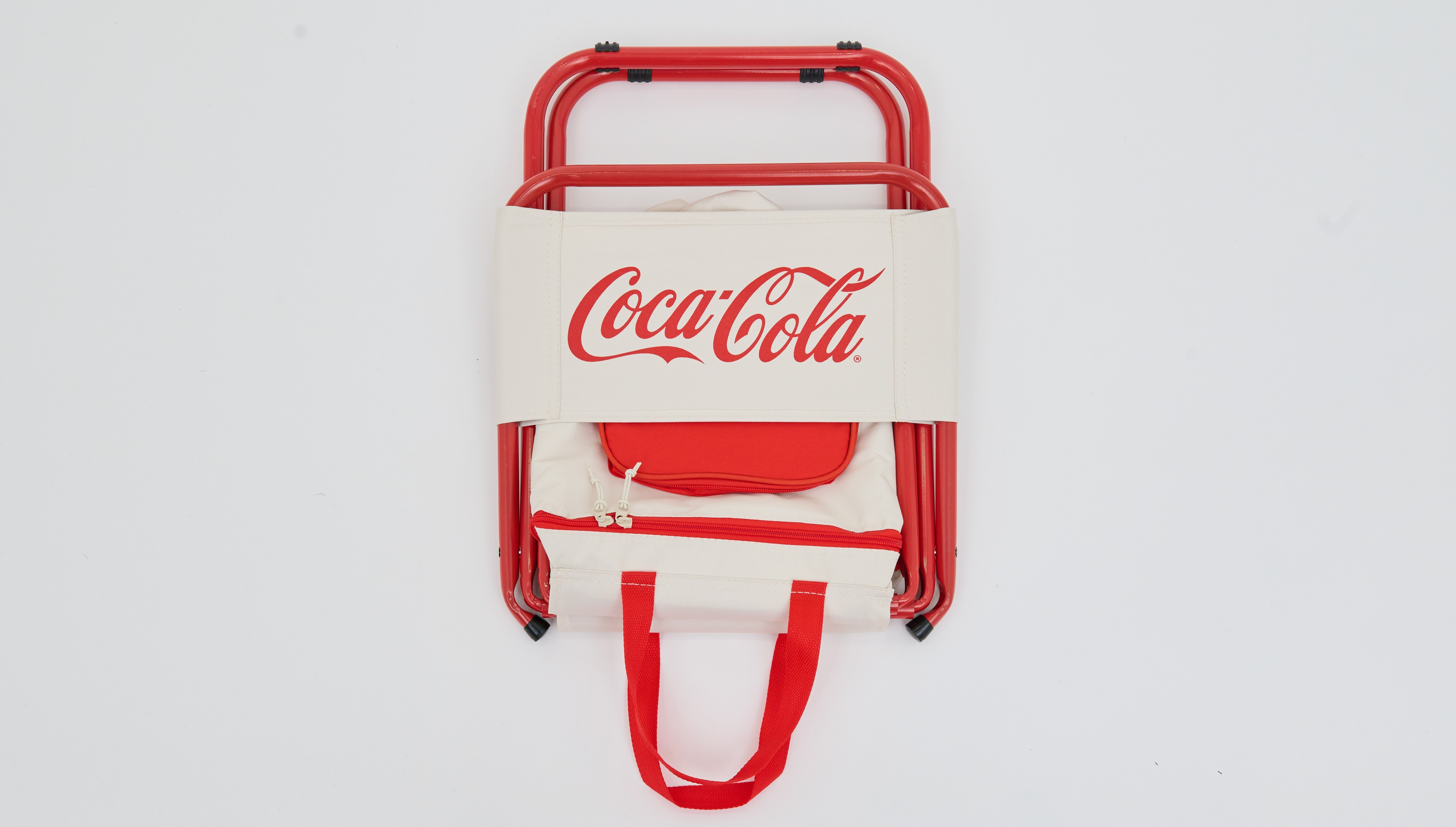 시트 아래에 가방이 있는 코카콜라 로고가 있는 접이식 의자