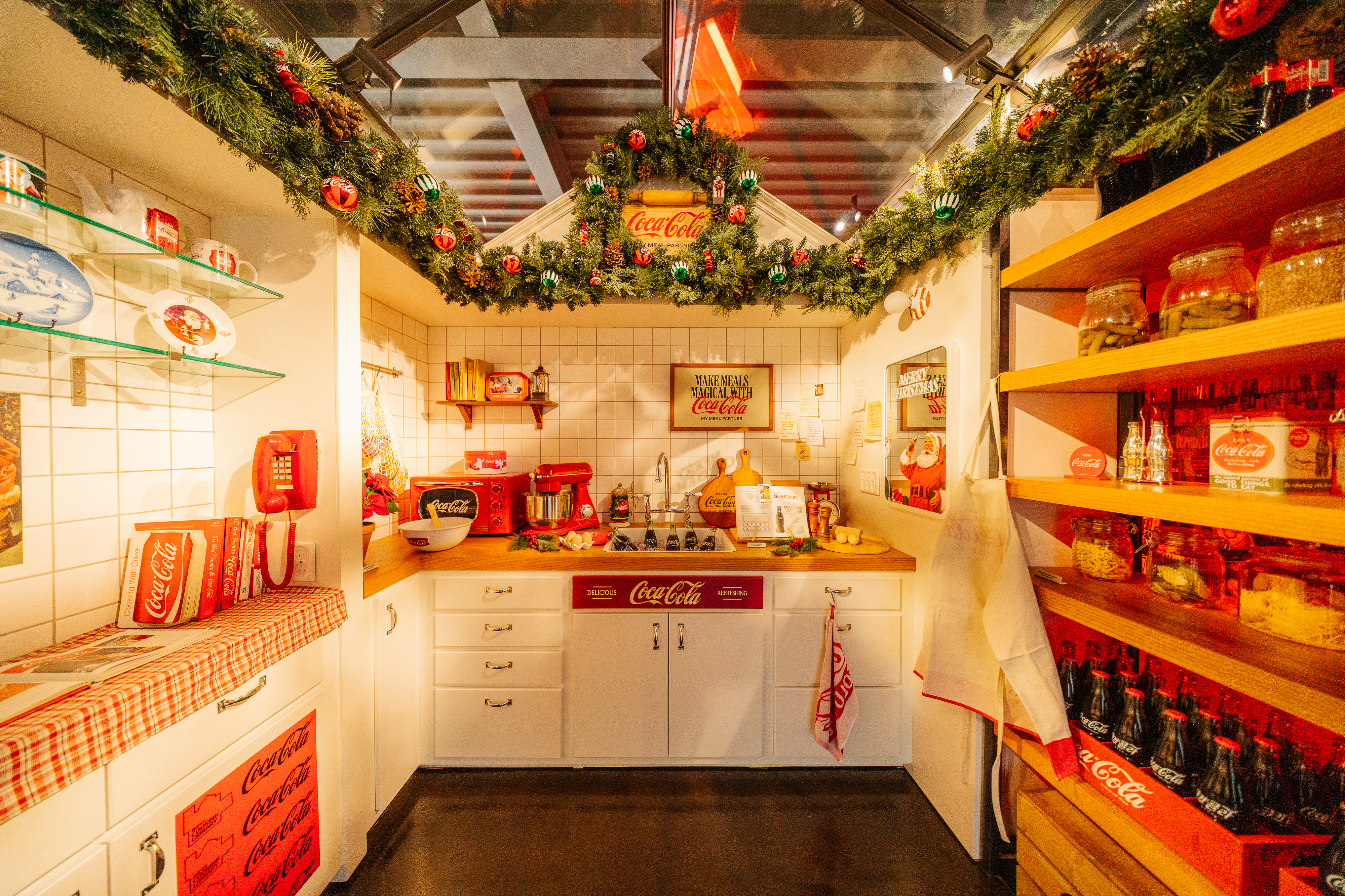 크리스마스 분위기로 새롭게 단장한 레트로 코-크 키친 컨셉의 '코카-콜라 쿡샵' 전시 공간. 코카-콜라의 브랜드 헤리티지를 느낄 수 있는 감성적인 코카-콜라 빈티지 제품들이 전시되어 있다.