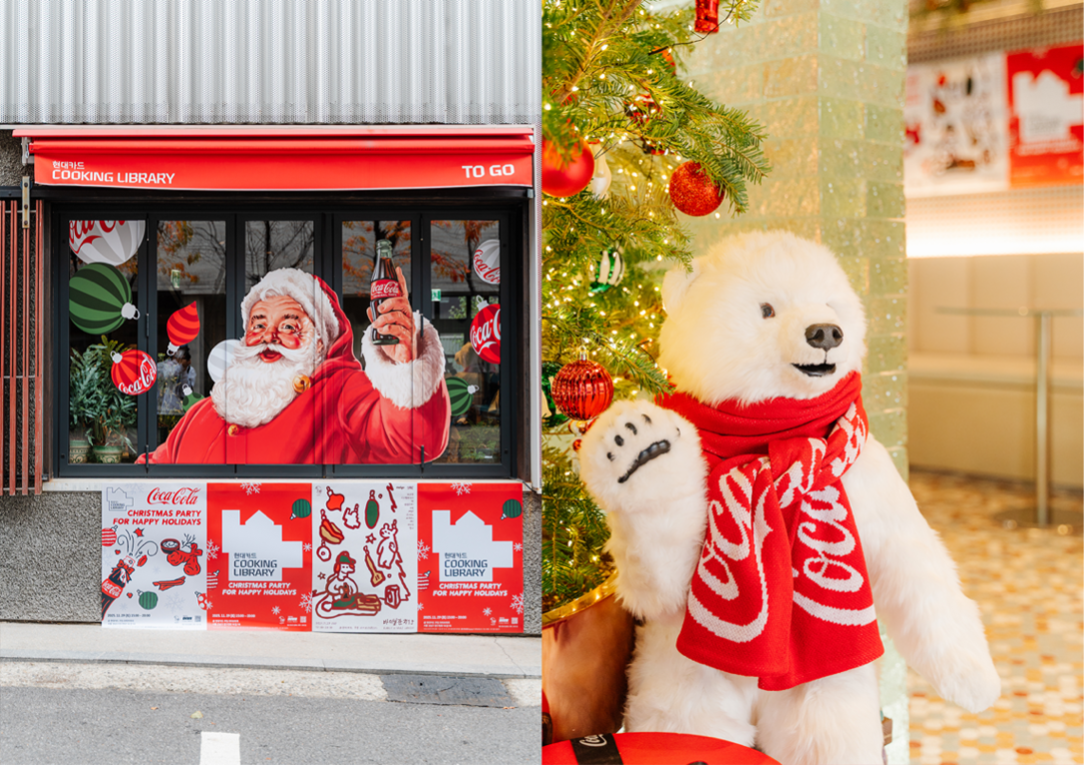 현대카드 쿠킹 라이브러리 매장 외부에 그려진 코카-콜라 산타클로스 이미지와 매장 내부 크리스마스 트리 옆에서 코카-콜라 머플러를 두르고 손을 흔들고 있는 폴라베어의 모습