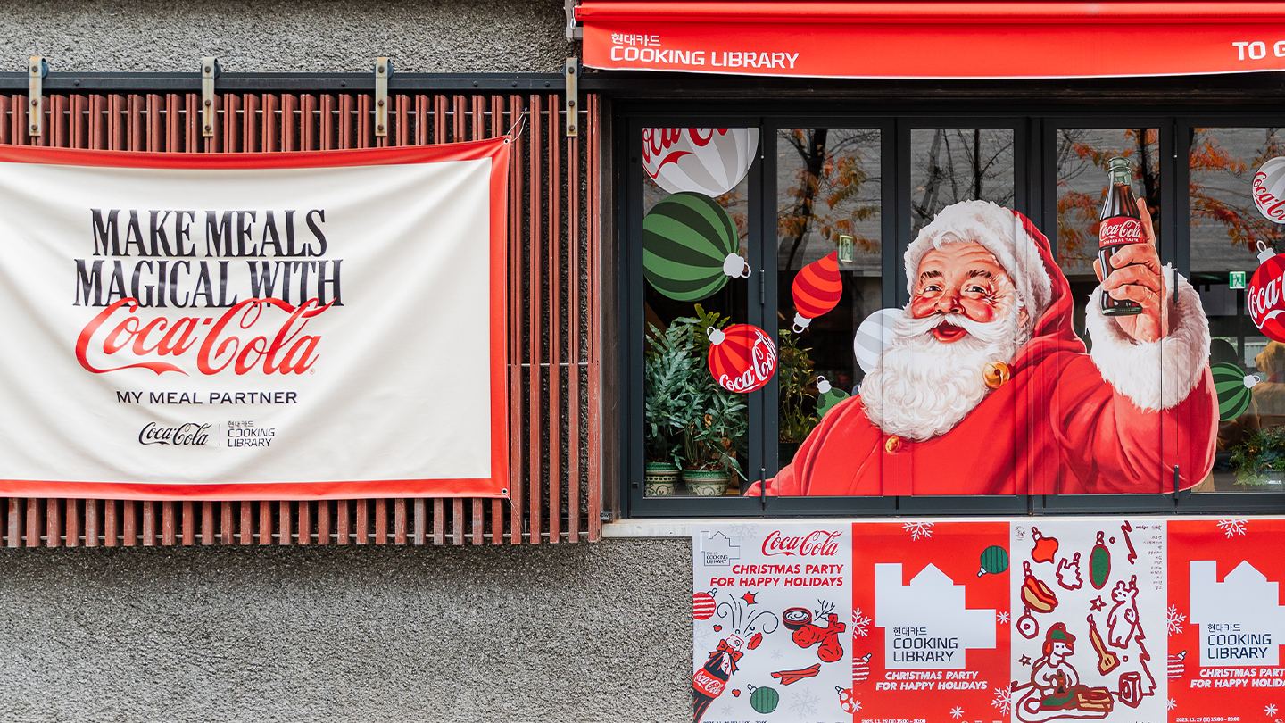 크리스마스를 맞아 새롭게 단장한 코카-콜라 X 현대카드 쿠킹 라이브러리 입구 전경. 코카-콜라를 들고있는 산타클로스 이미지가 입구에 크게 그려져 있다.