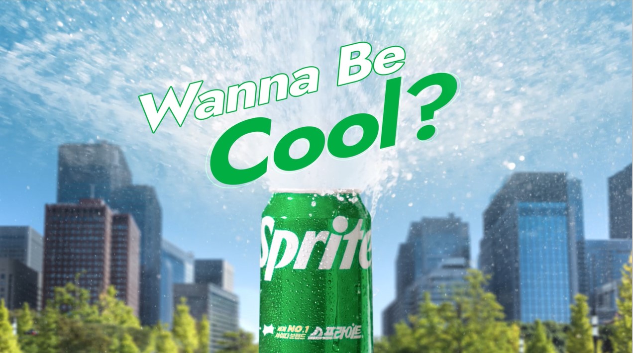 도심 한가운데 놓인 스프라이트 캔에서 “Wanna Be Cool?” 카피 문구와 함께 상쾌한 스프라이트 음료가 폭발하듯이 터져 나온다
