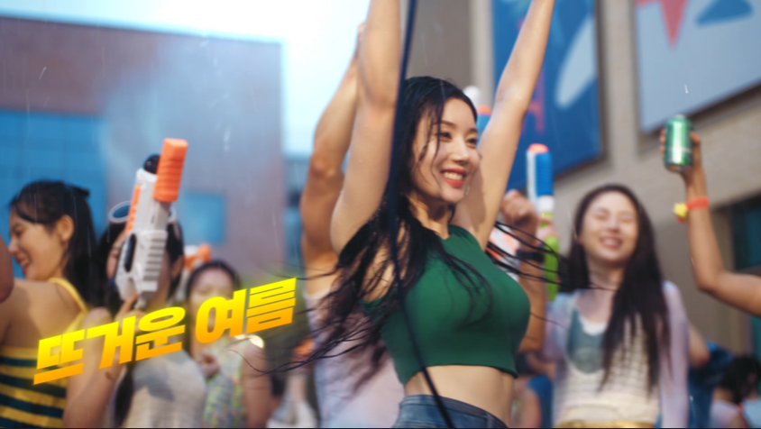 “뜨거운 여름” 카피와 함께 권은비가 두 팔을 머리 위로 뻗은 채로 시원한 물줄기를 맞으며 스프라이트 샤워를 즐기고 있다
