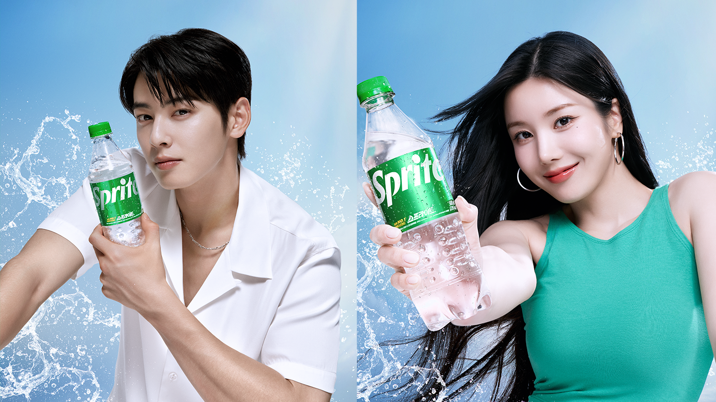 스프라이트 모델인 차은우와 권은비가 스프라이트 음료를 손에 들고 당당한 표정으로 멋진 포즈를 취하고 있다