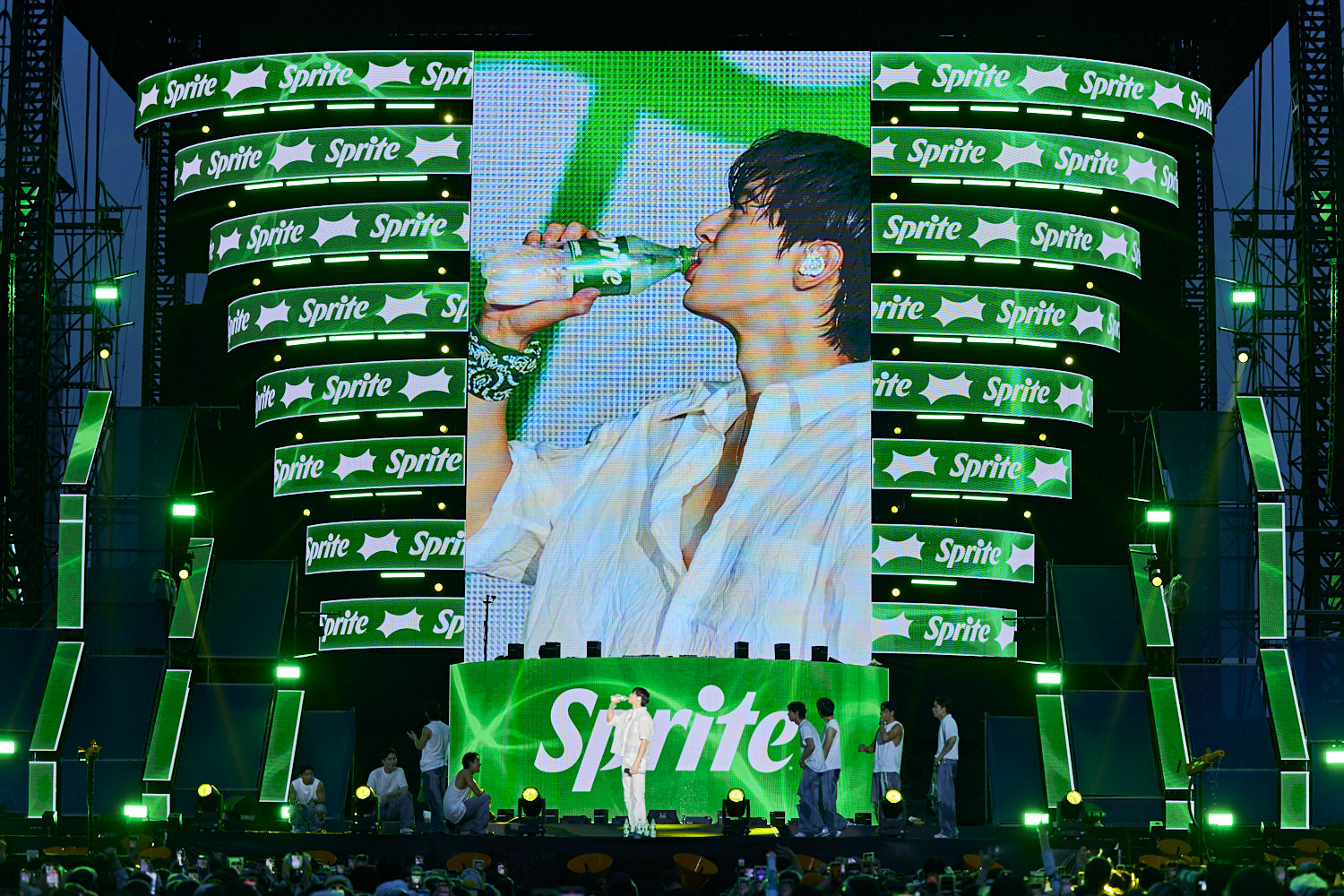차은우가 스페셜 게스트로 깜짝 등장해 스프라이트를 마시는 모습이 이미지에 담겨있다