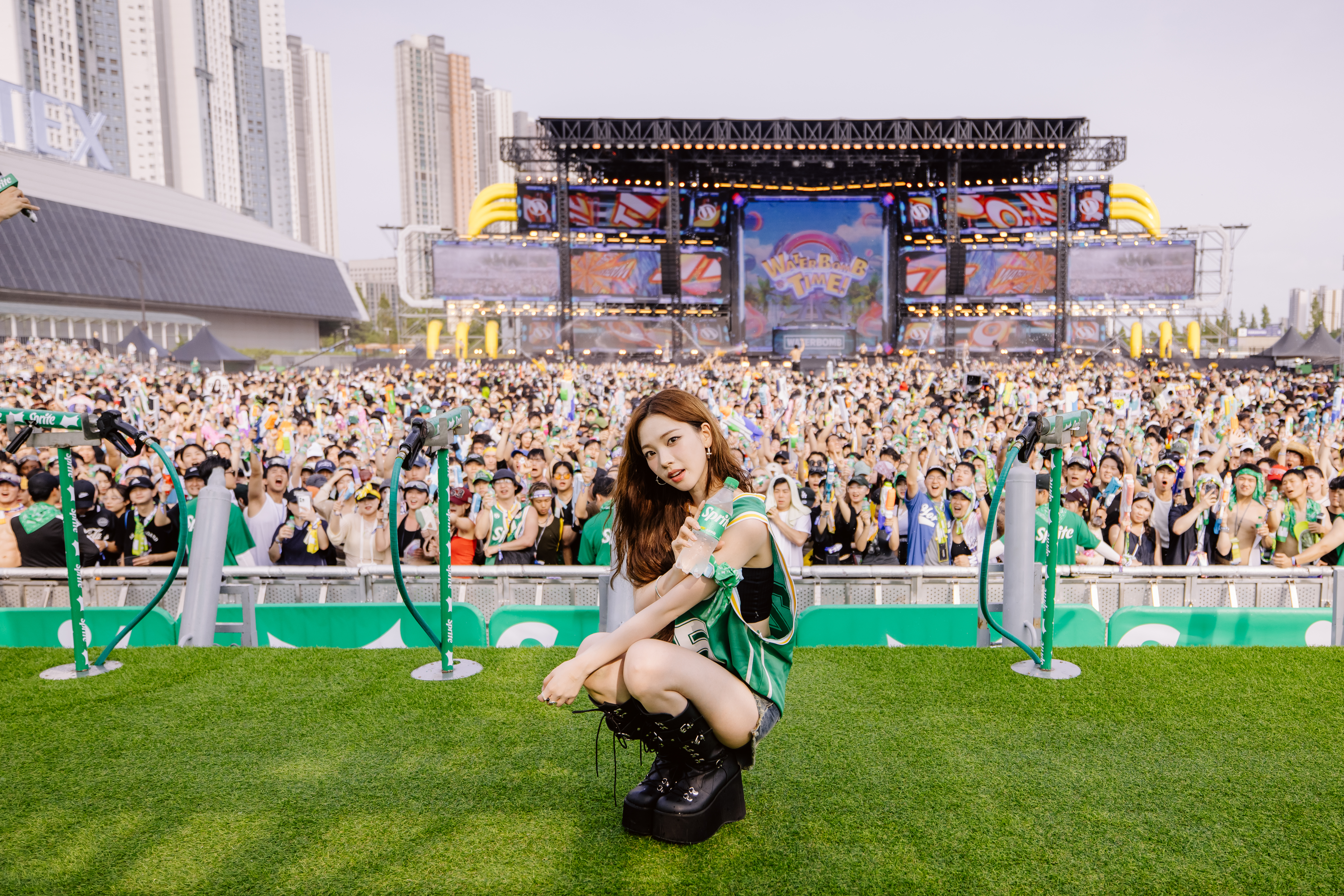 워터밤 서울 2025에서 별도로 마련된 스프라이트 전용 스테이지에서 관객들과 함께 인증샷을 찍는 카리나