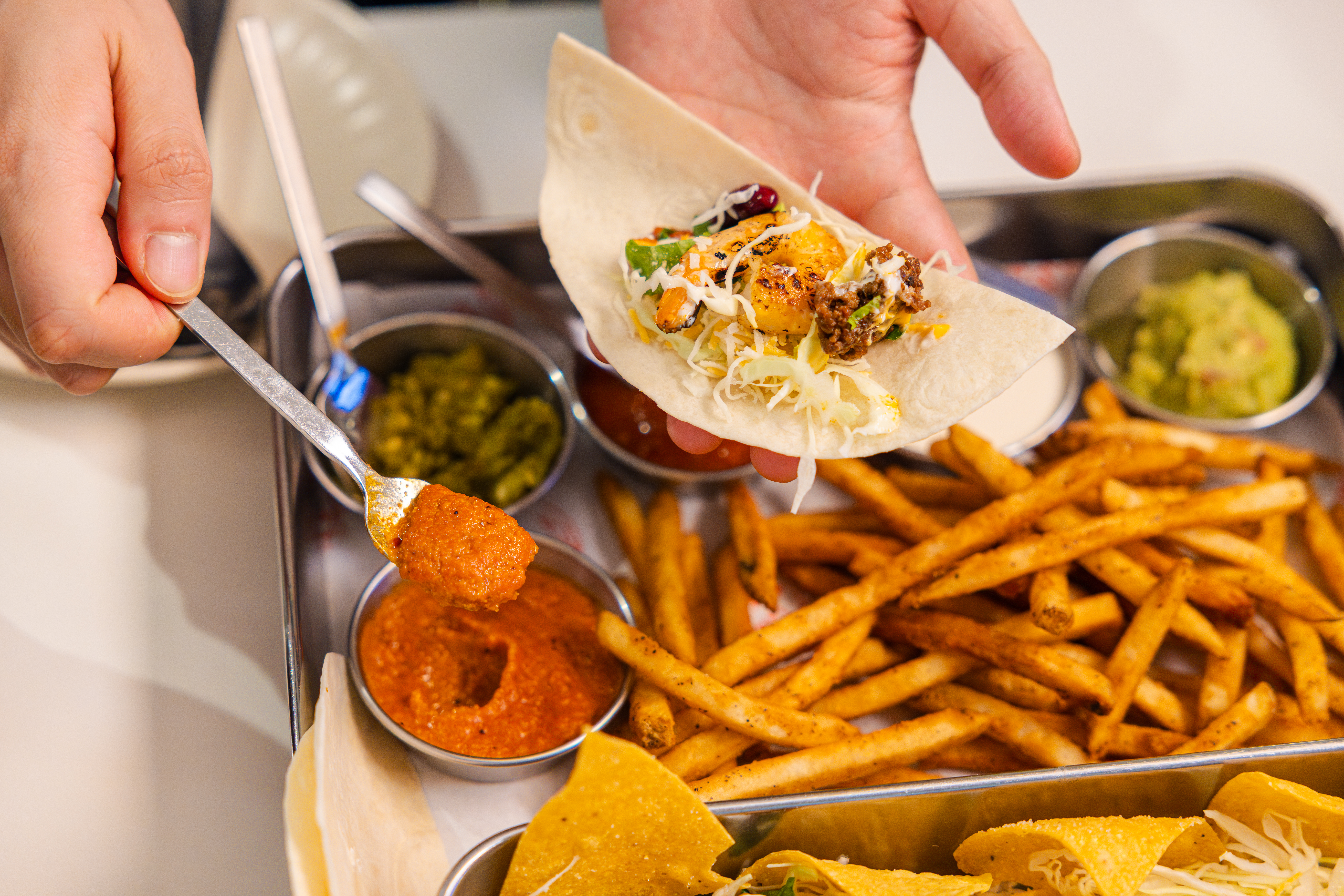 '타코튜즈데이'의 대표 메뉴, 서울숲 갈릭 플래터를 즐기고 있다.