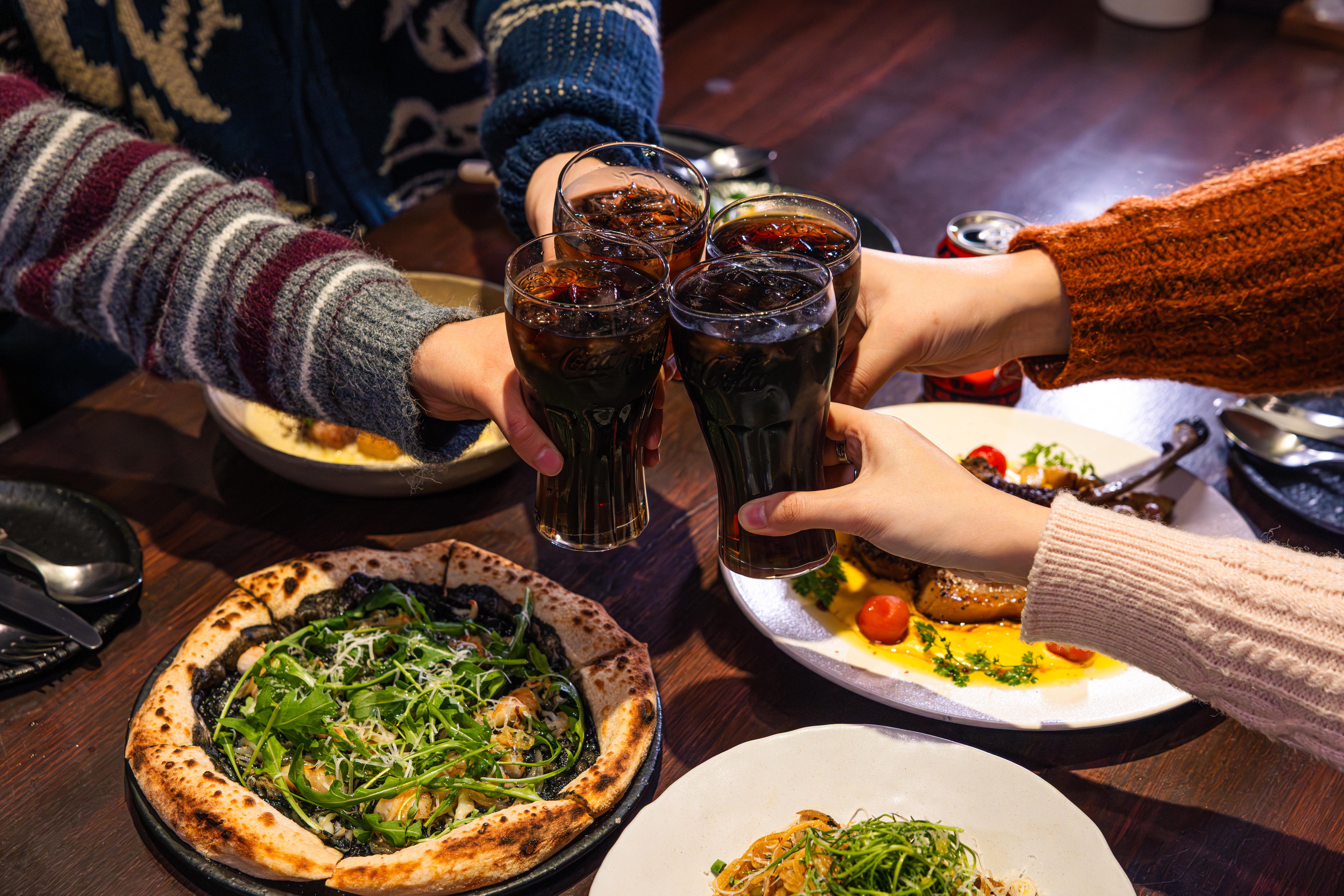 '소랑호젠'의 대표메뉴, 제주 흑돼지 프렌치렉 스테이크, 제주 멜젓, 그리고 제주 거멍을 코카-콜라 제로와 함께 즐기고 있다.