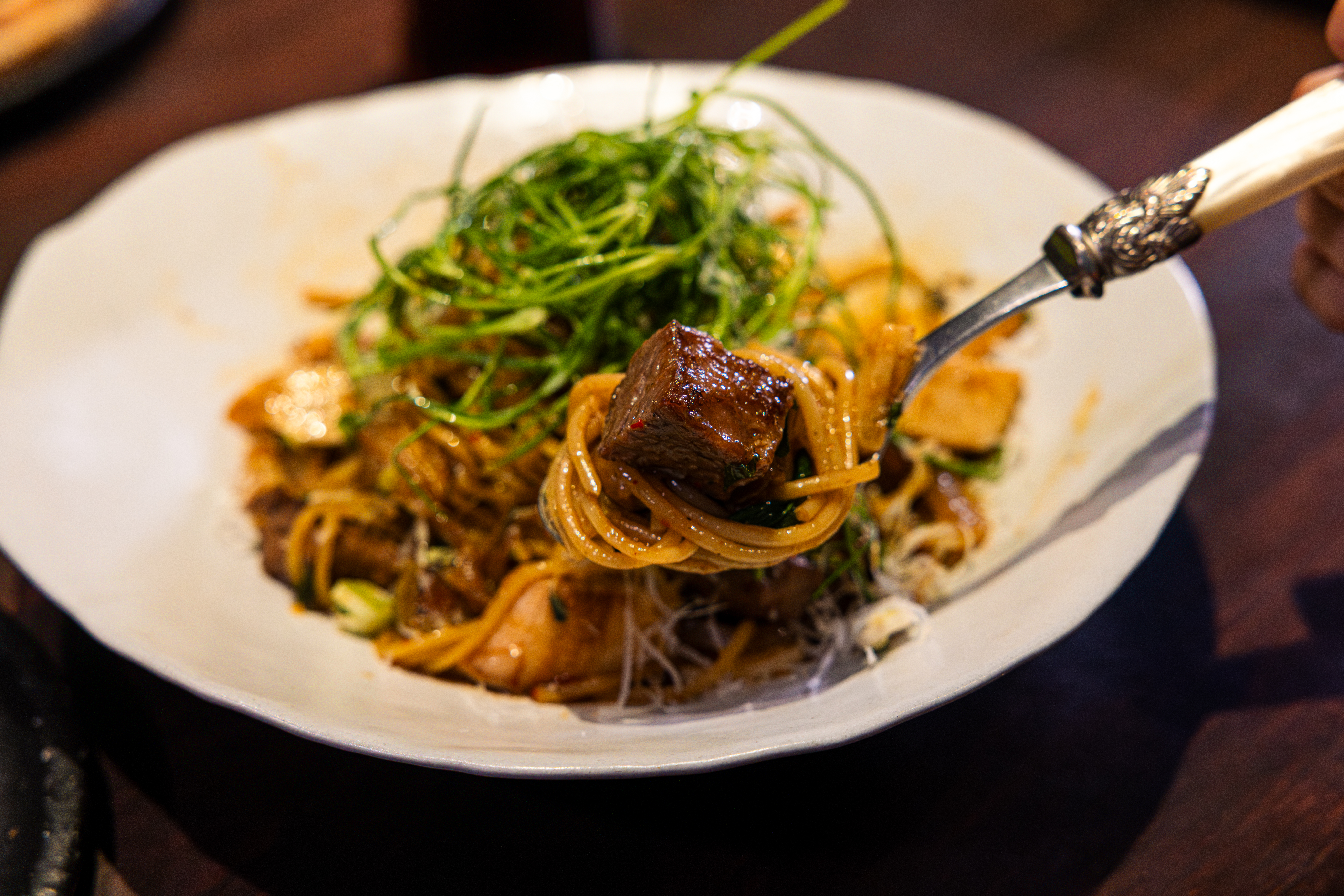 '소랑호젠'의 대표메뉴, 제주 멜젓을 즐기고 있다.