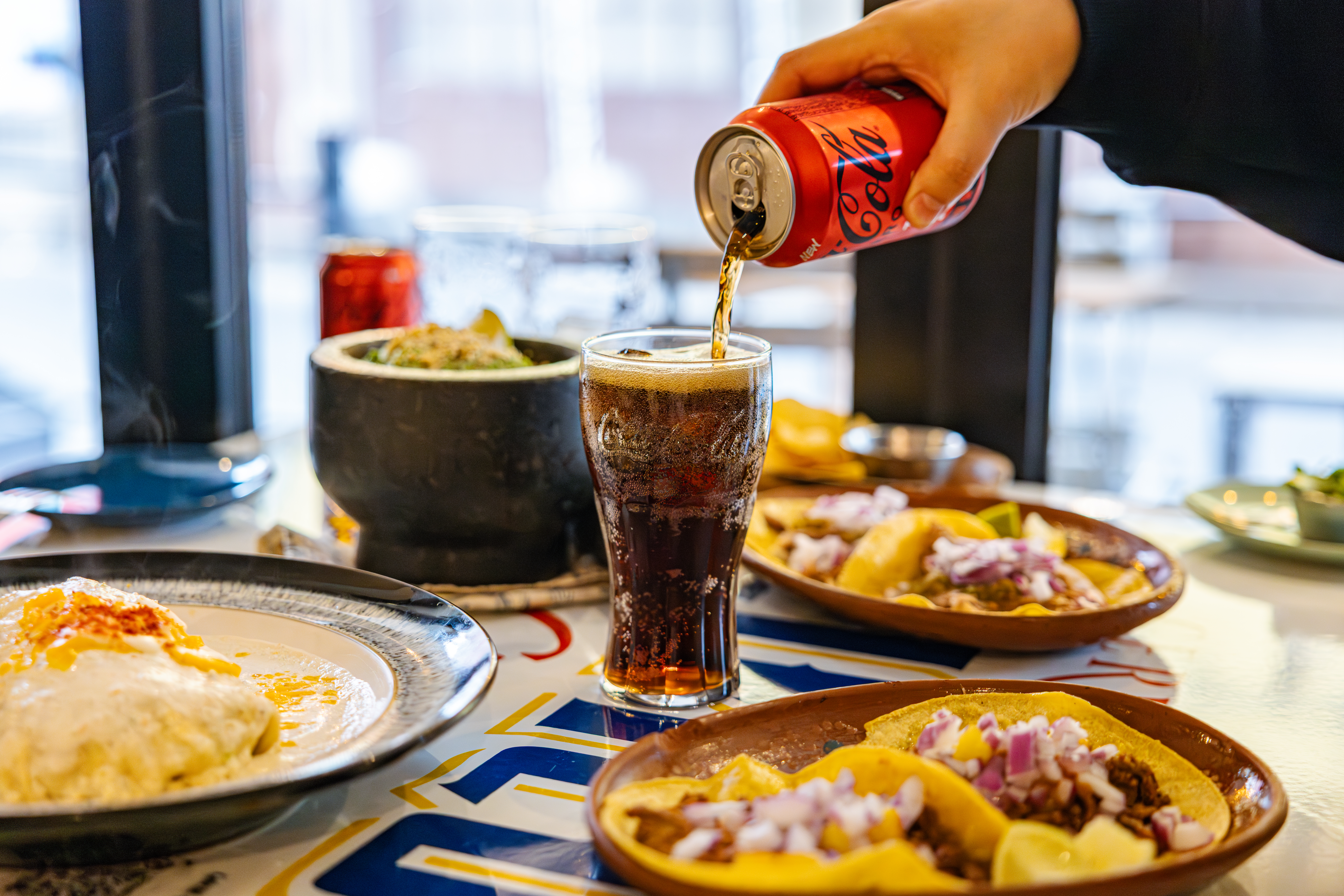 레드리본 맛집 '비아메렝게'의 대표메뉴, 카르니타스 타코, 프레쉬 과카몰리, 그리고 엔칠라다를 코카-콜라 제로와 함께 즐기고 있다.