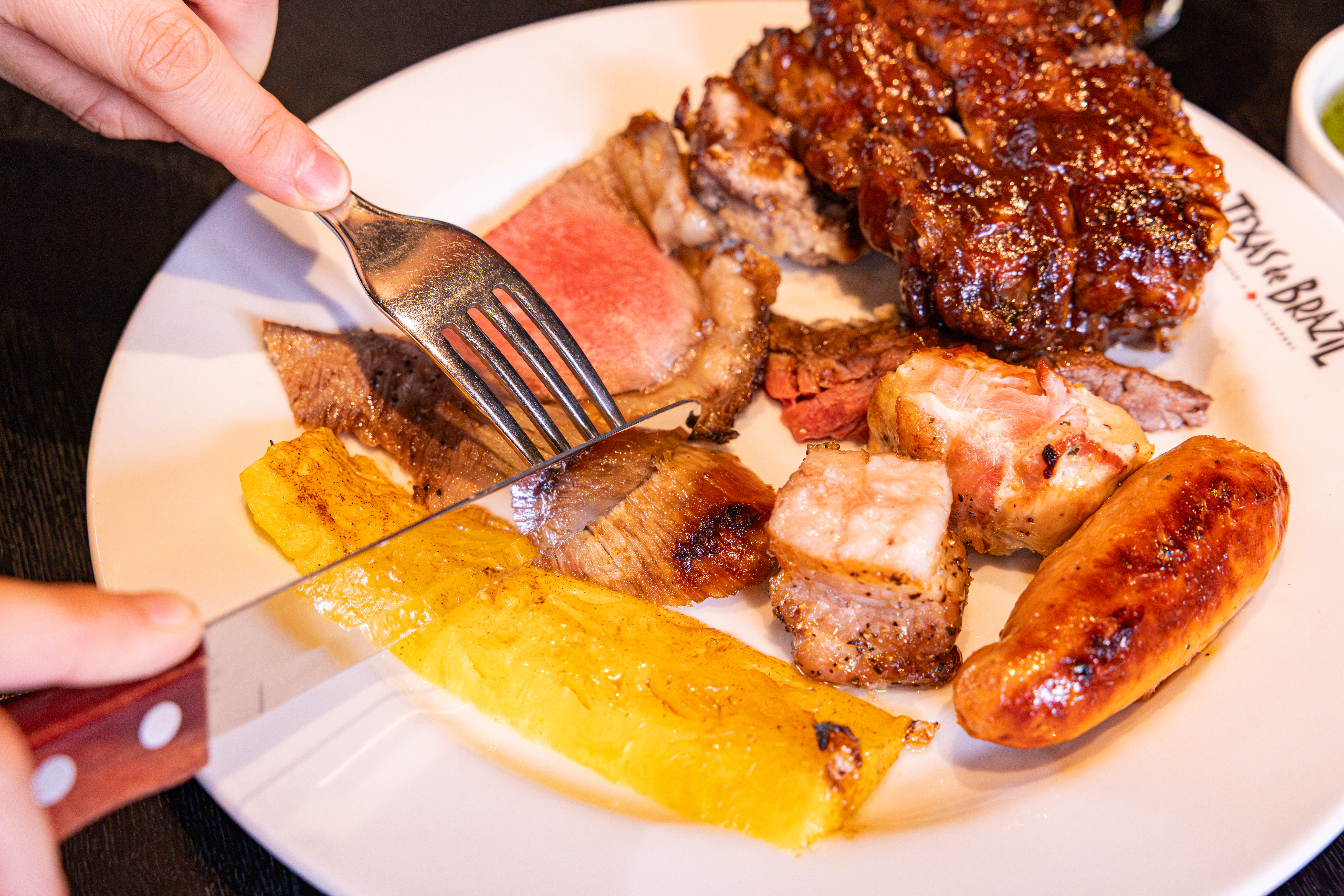 레드리본 맛집 ‘텍사스데브라질’에서 9종의 슈하스코 고기를 한 접시에 담아 즐기고 있다.