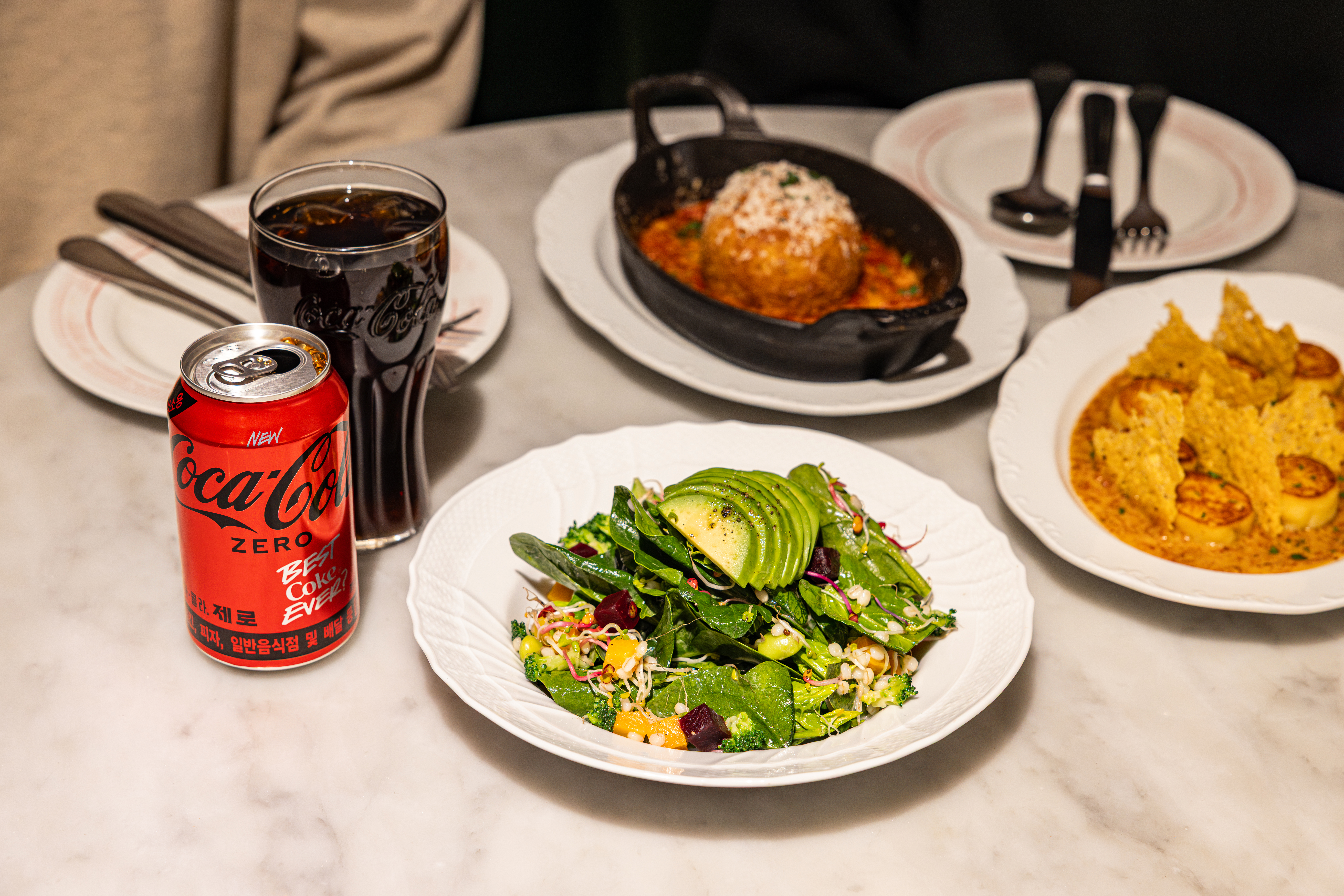 레드리본 맛집 '에토레'의 대표메뉴, 아란치니, 베이컨 크림 뇨끼, 그리고 슈퍼푸드샐러드를 코카-콜라 제로와 함께 즐기고 있다.