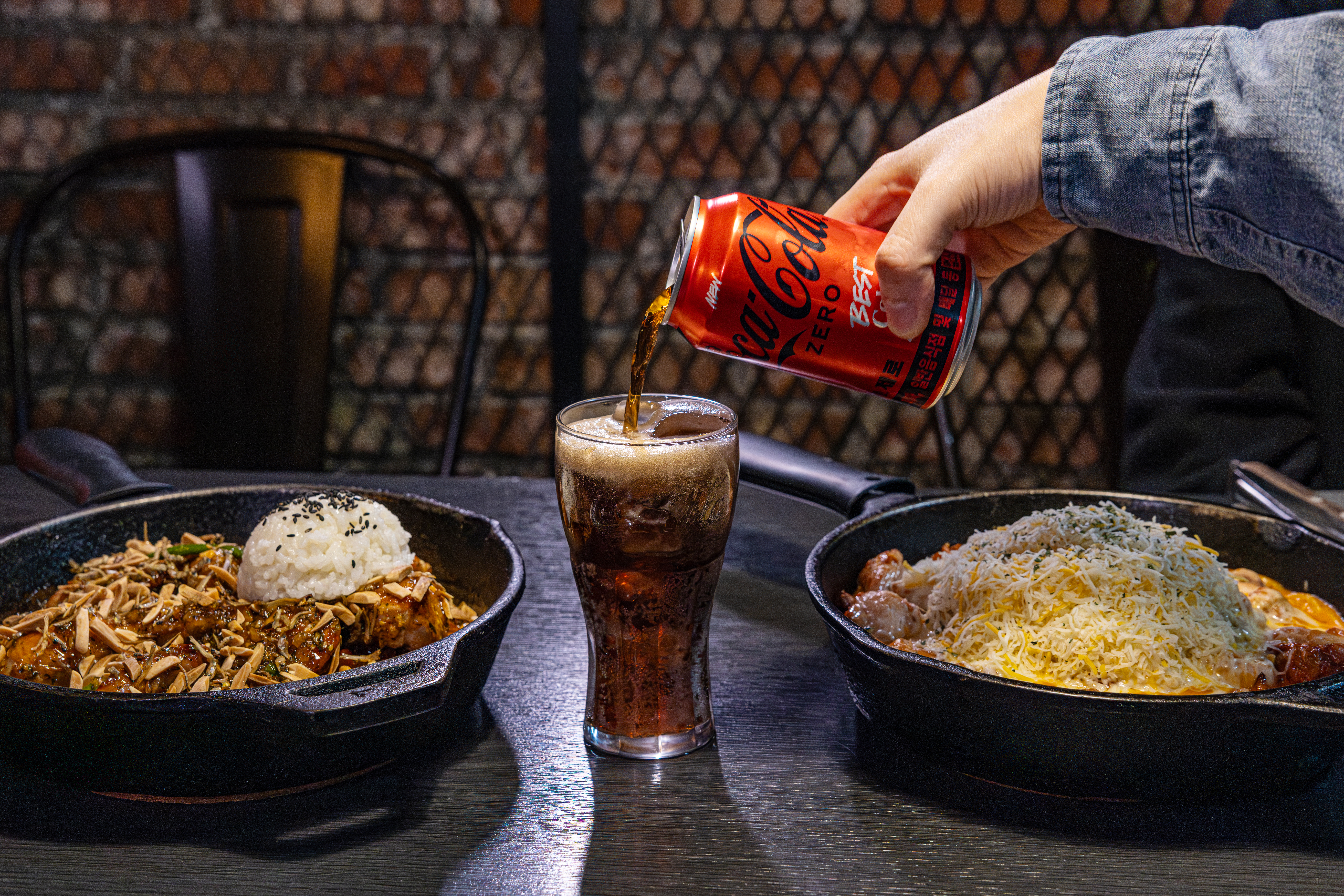 레드리본 맛집 '마틸다바베큐치킨'의 대표메뉴, 로제크림치킨과 멸치 갈몬드 치킨을 코카-콜라 제로와 함께 즐기고 있다.