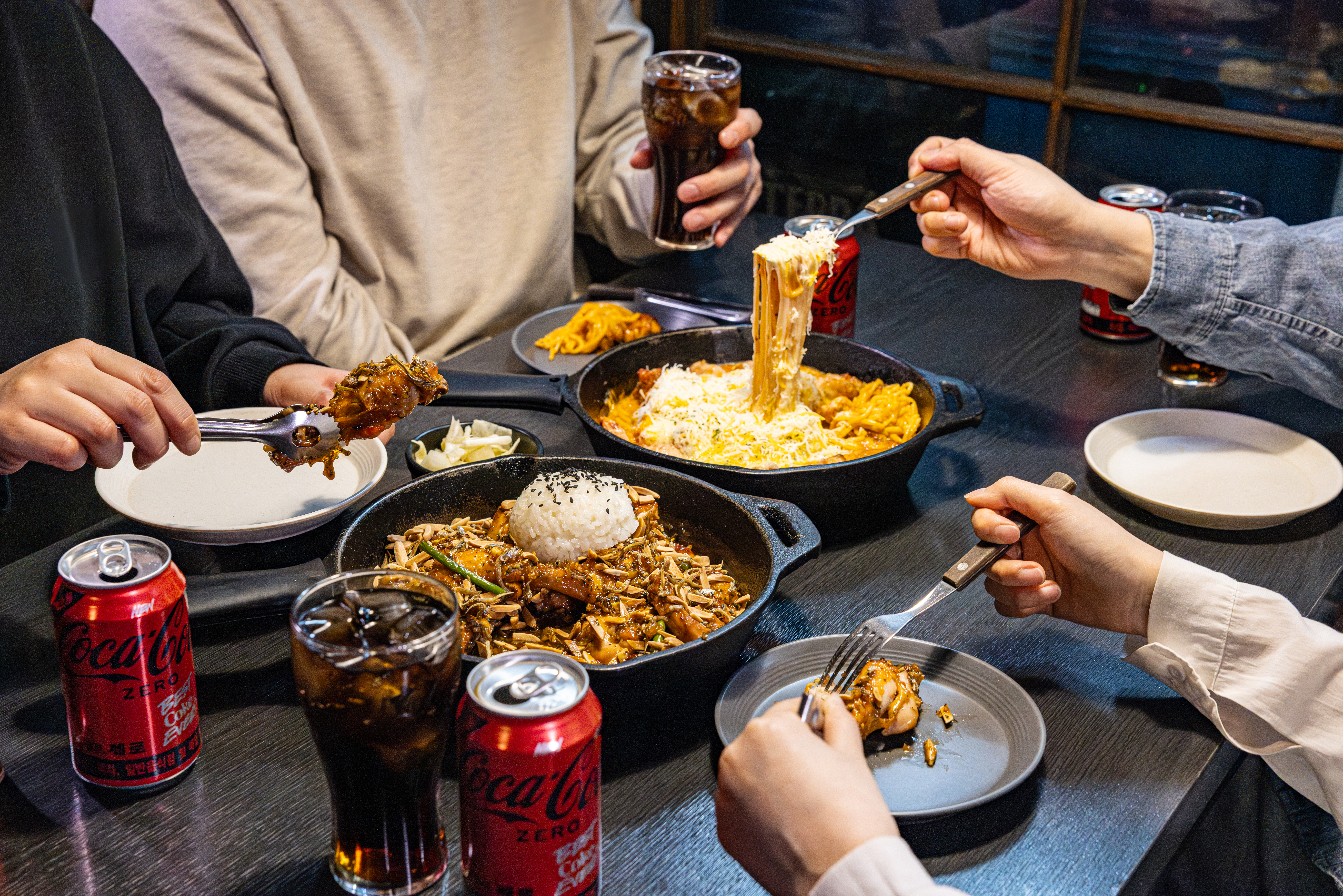 레드리본 맛집 '마틸다바베큐치킨'의 대표메뉴, 로제크림치킨과 멸치 갈몬드 치킨을 코카-콜라 제로와 함께 즐기고 있다.