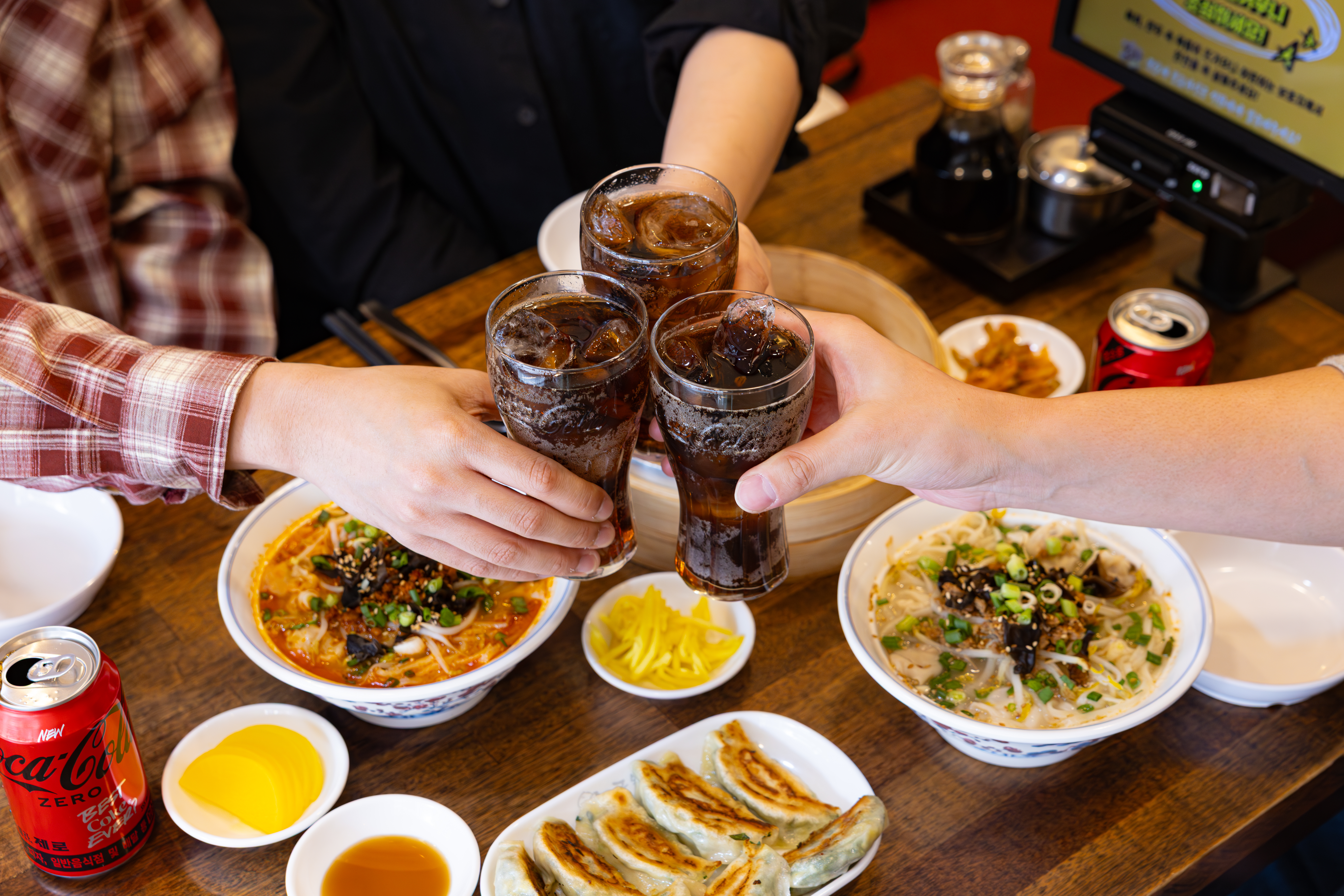 레드리본 맛집 ’빠오즈푸’의 대표메뉴, 고기 빠오즈, 부추지짐, 훈둔면, 매운훈둔면을 코카-콜라 제로와 함께 즐기고 있다.