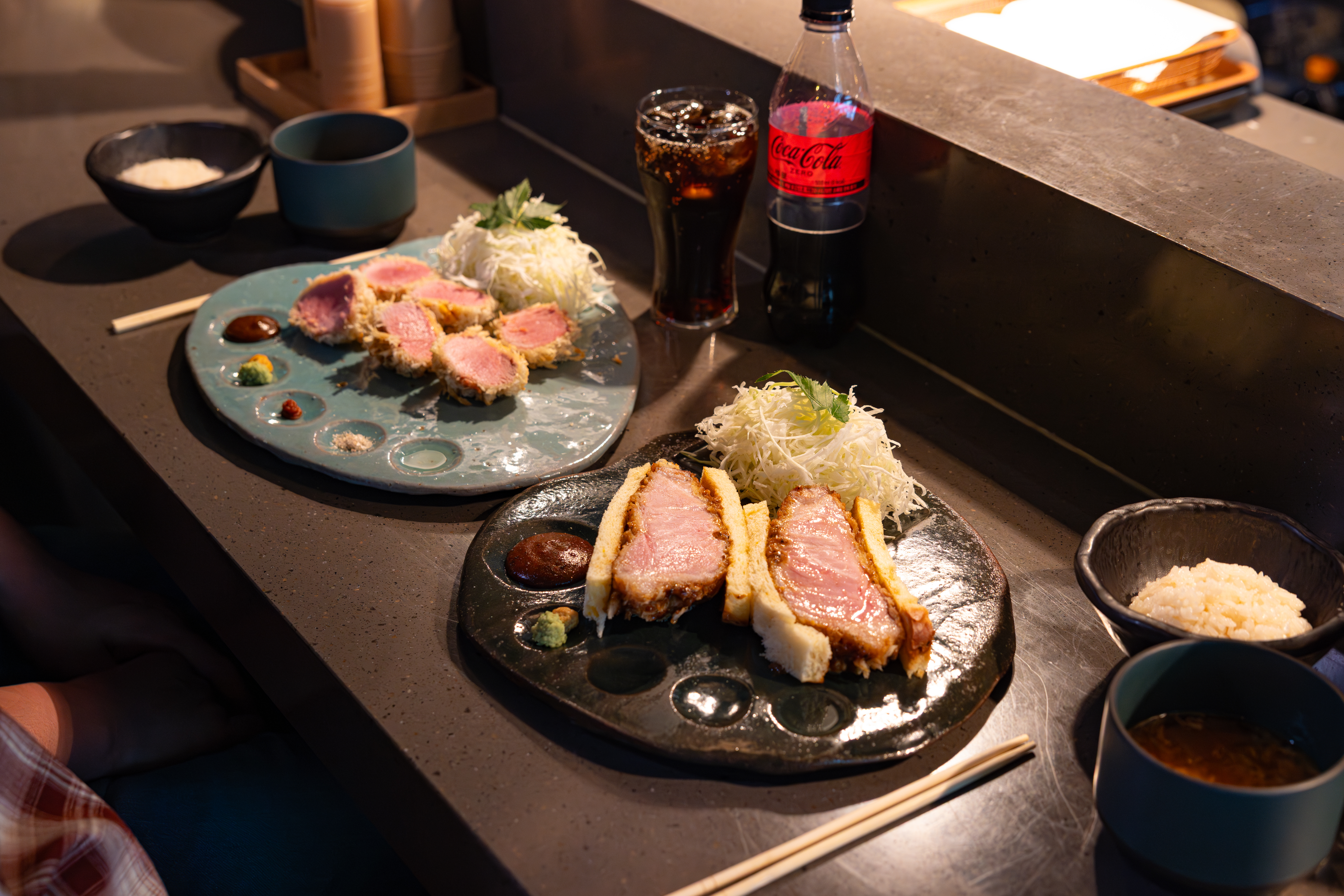 레드리본 맛집 ’브네’의 대표메뉴, 히레카츠와 카츠산도를 코카-콜라 제로와 함께 즐기고 있다.