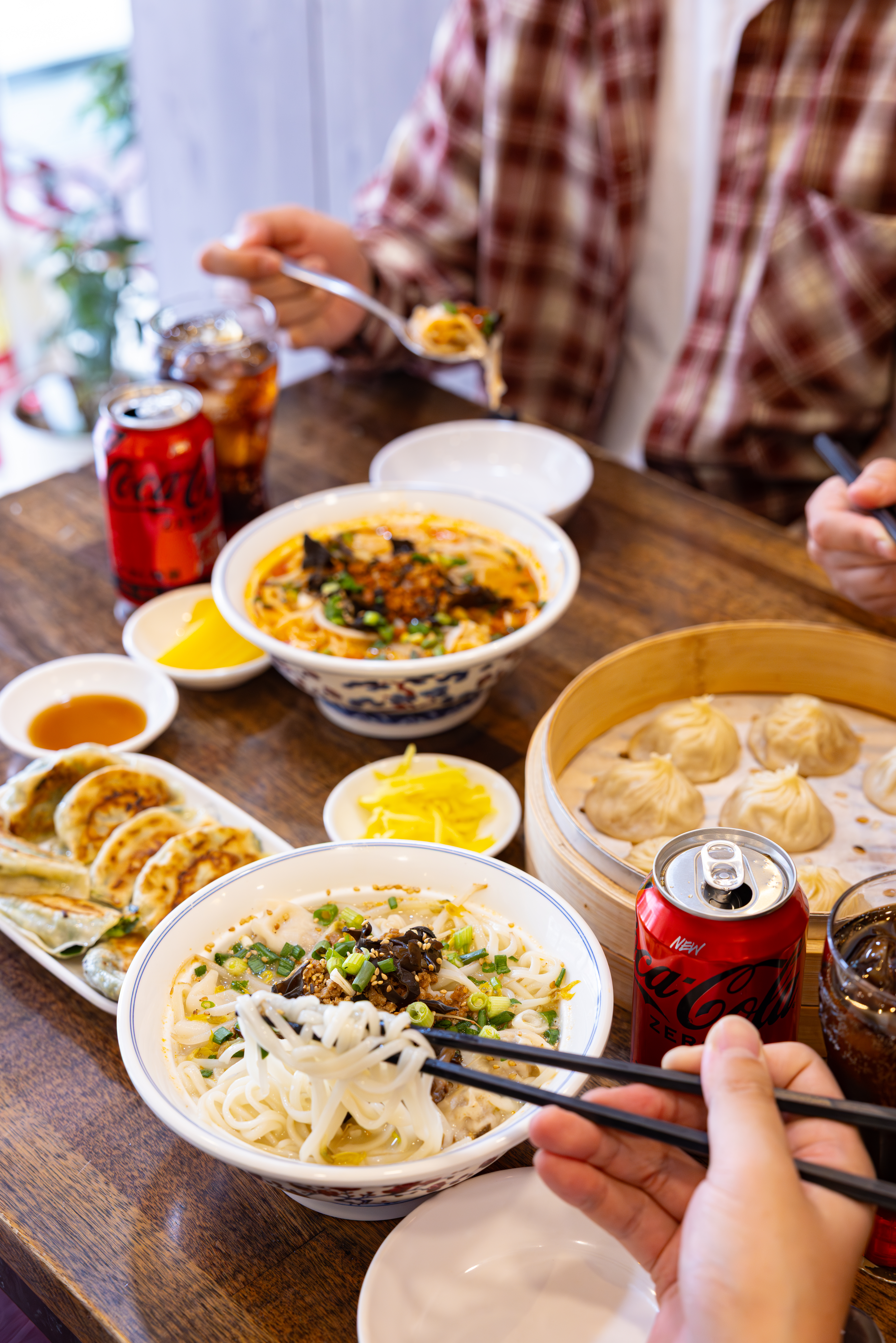 레드리본 맛집 ’빠오즈푸’의 대표메뉴, 고기 빠오즈, 부추지짐, 훈둔면, 매운훈둔면을 코카-콜라 제로와 함께 즐기고 있다.