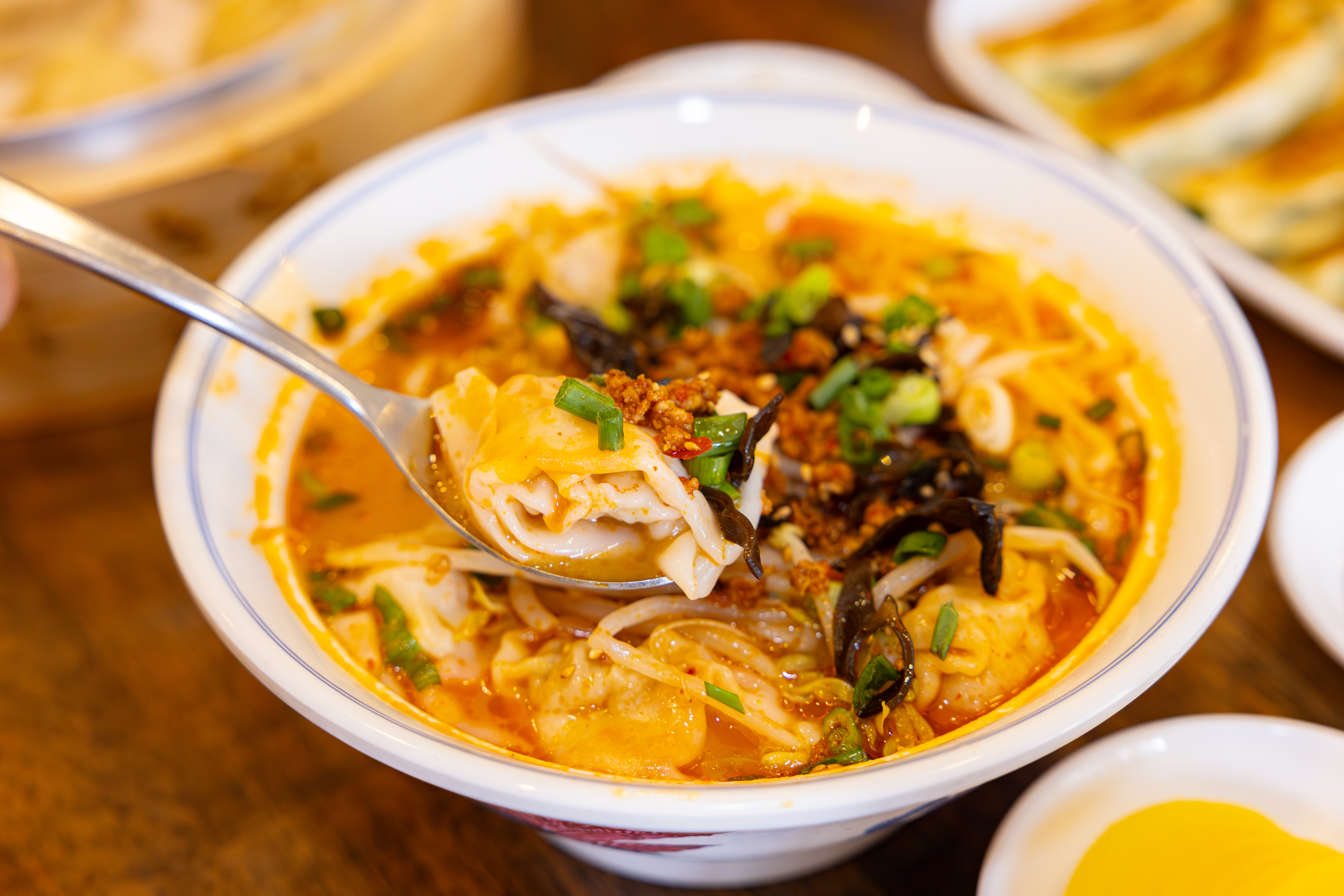 레드리본 맛집 ’빠오즈푸’의 대표메뉴, 매운훈둔면을 코카-콜라 제로와 함께 즐기고 있다.
