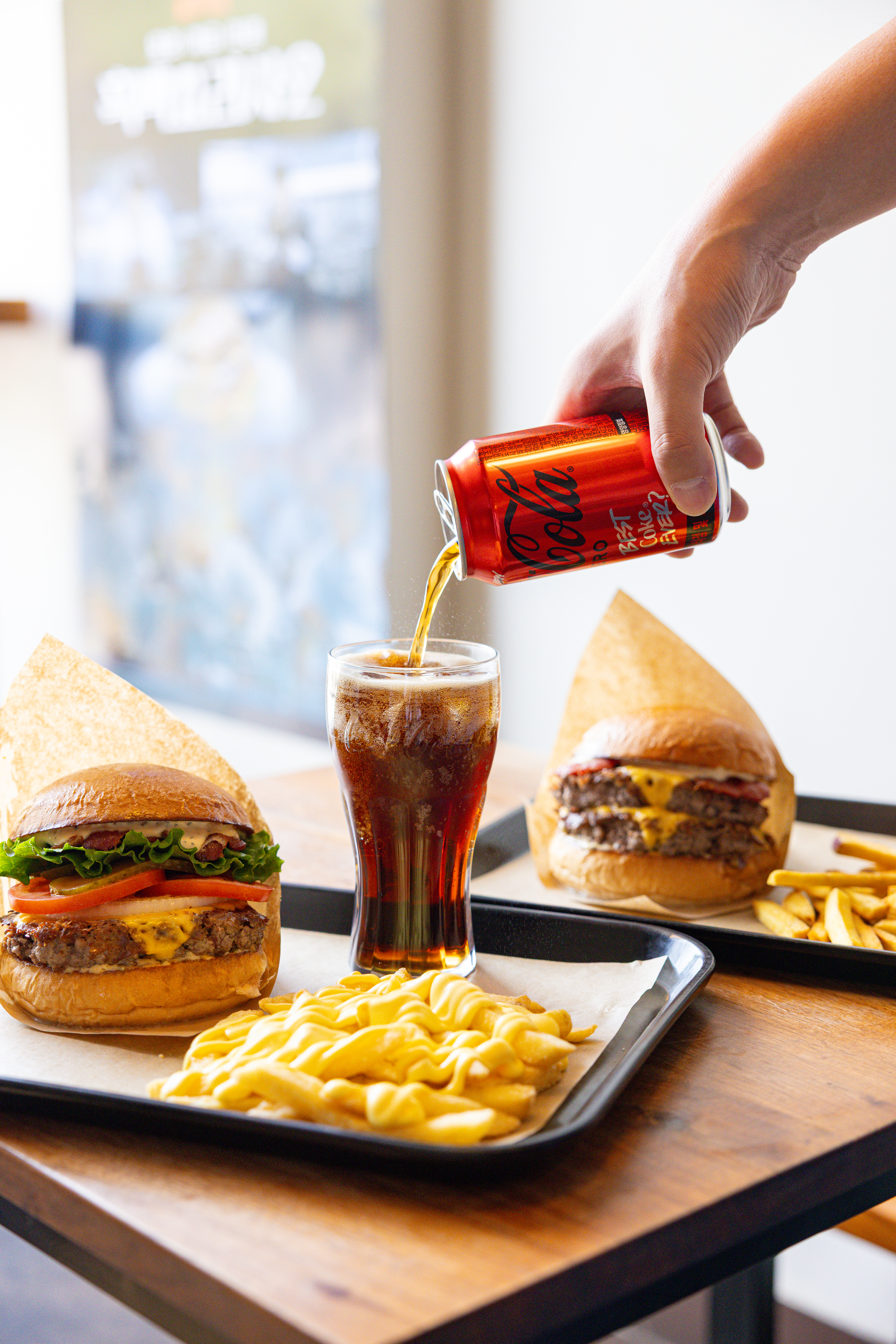 레드리본 맛집 ’래빗홀버거컴퍼니’의 대표메뉴, 클래식 버거 세트와 더더블버거 세트를 코카-콜라 제로와 함께 즐기고 있다.
