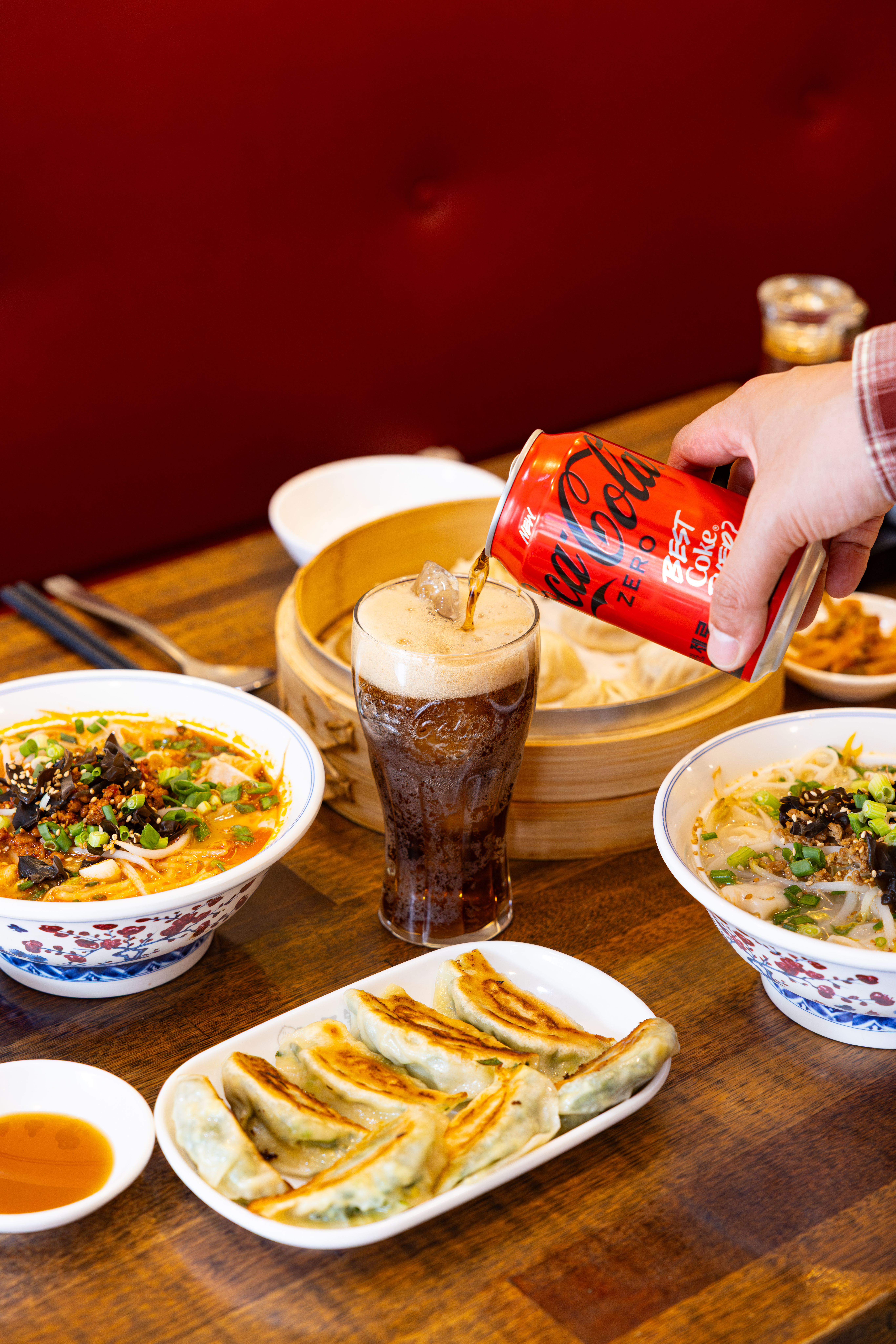 레드리본 맛집 ’빠오즈푸’의 대표메뉴, 고기 빠오즈, 부추지짐, 훈둔면, 매운훈둔면을 코카-콜라 제로와 함께 즐기고 있다.