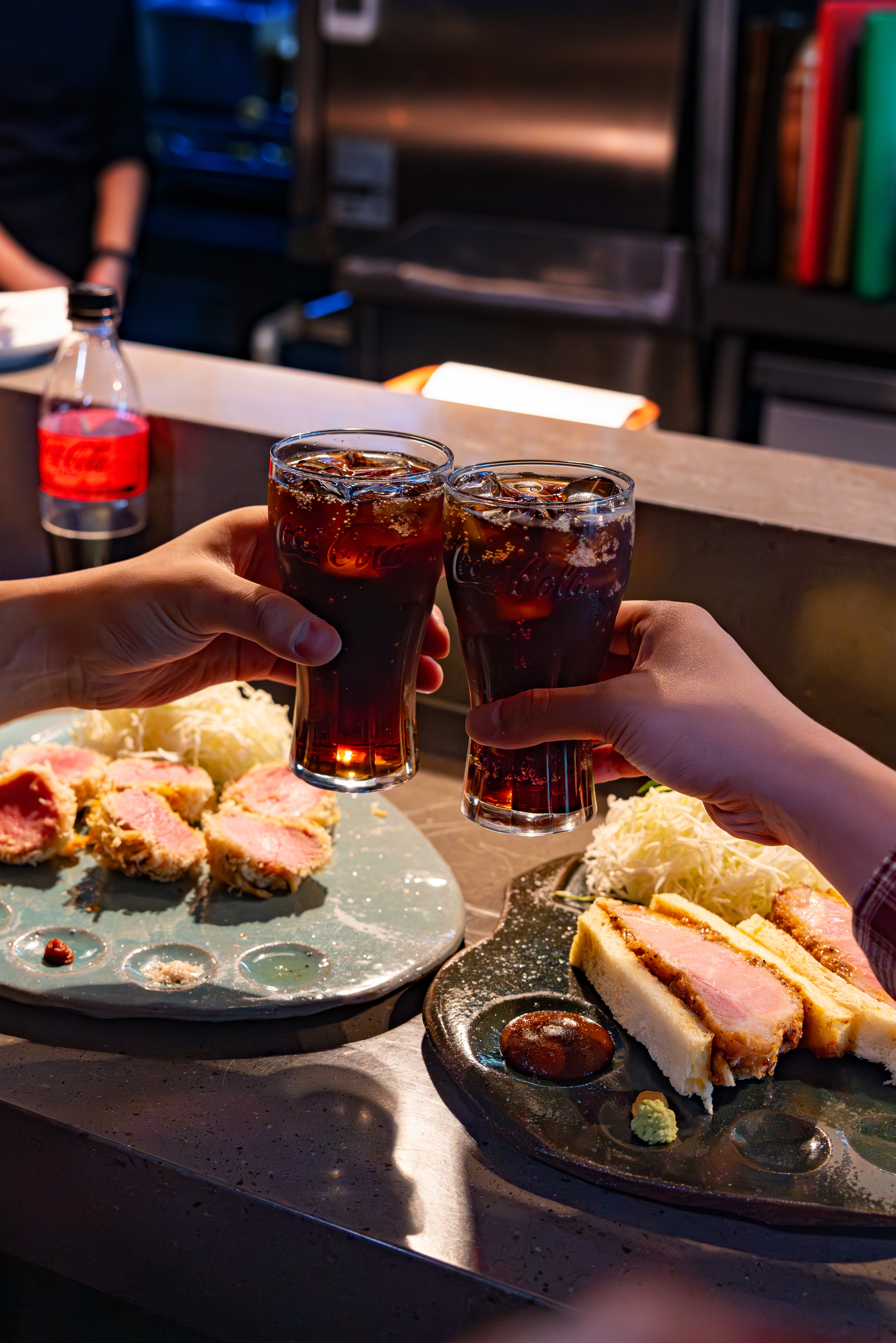 레드리본 맛집 ’브네’의 대표메뉴, 히레카츠와 카츠산도를 코카-콜라 제로와 함께 즐기고 있다.