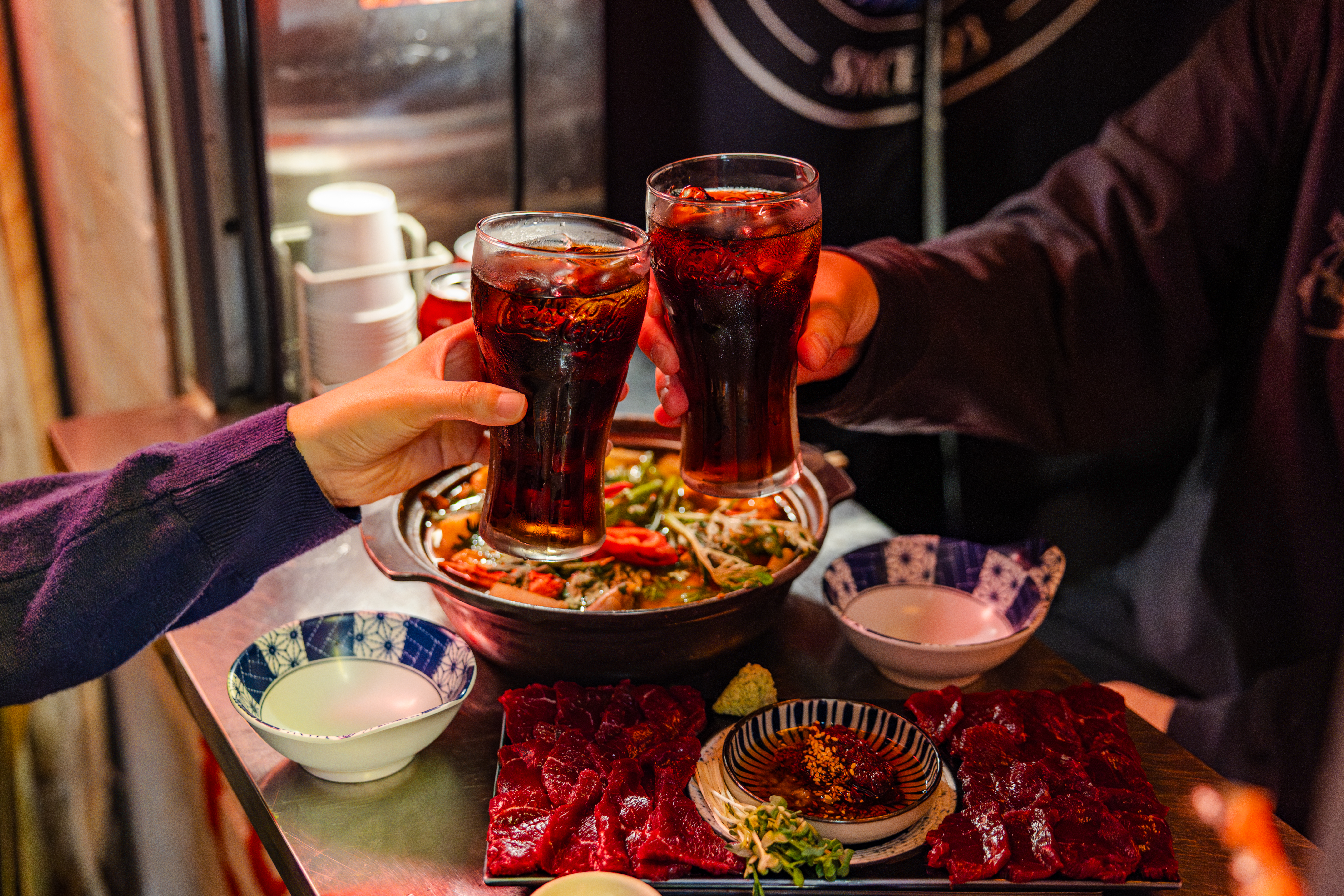 만조의 대표메뉴, 뭉티기와 만조 꽃게탕을 코카-콜라 제로와 함께 즐기고 있다.