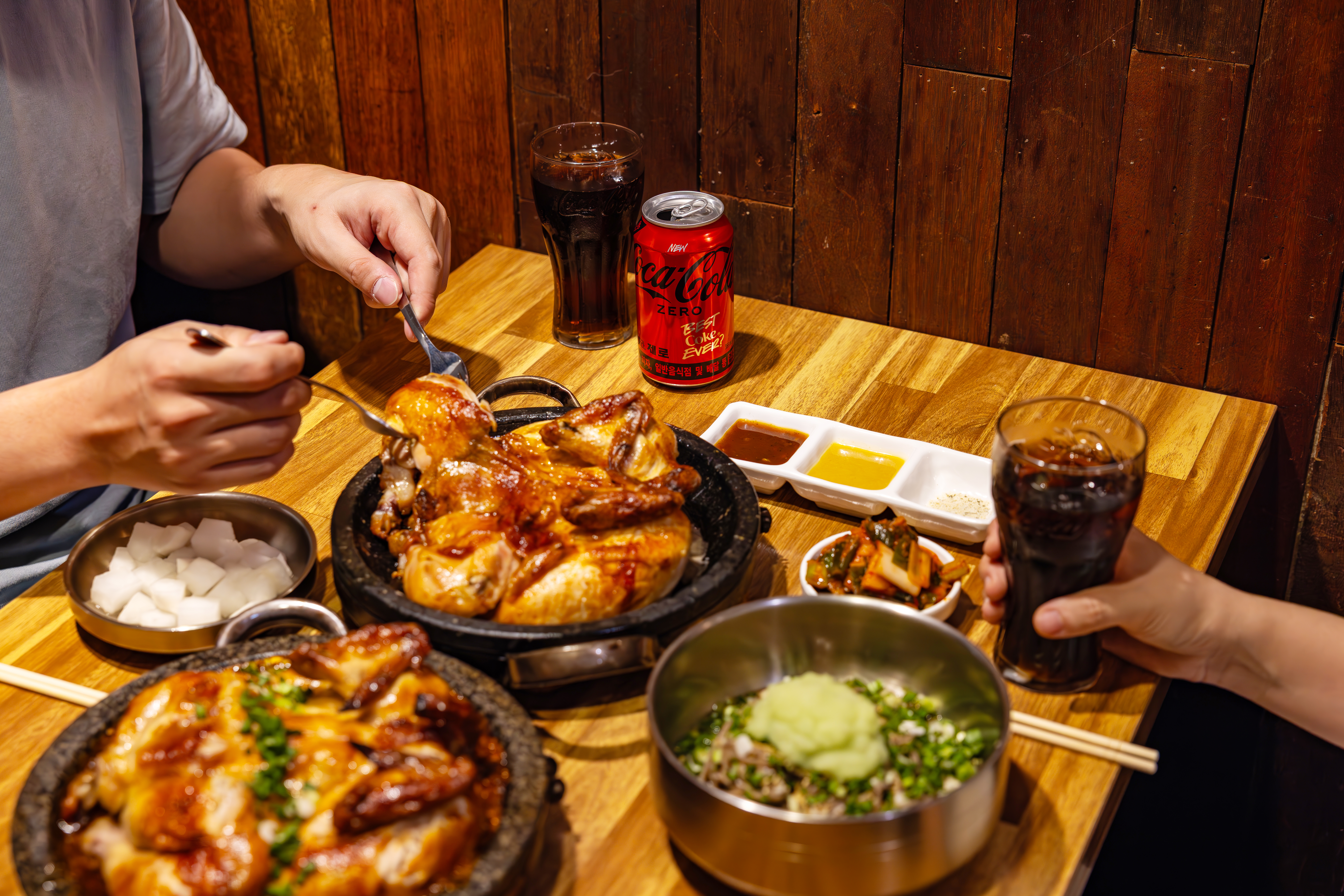 해방촌 닭의 대표 메뉴들과 새로워진 코카-콜라 제로를 즐기는 모습