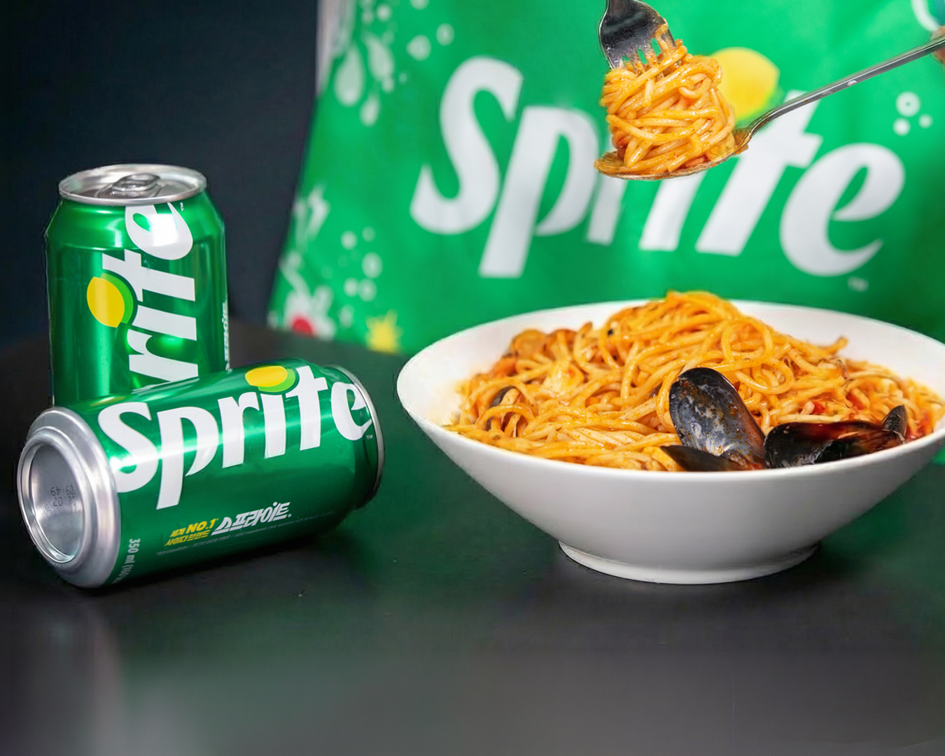 해장 파스타를 스프라이트와 함께 즐기고 있는 이미지.
