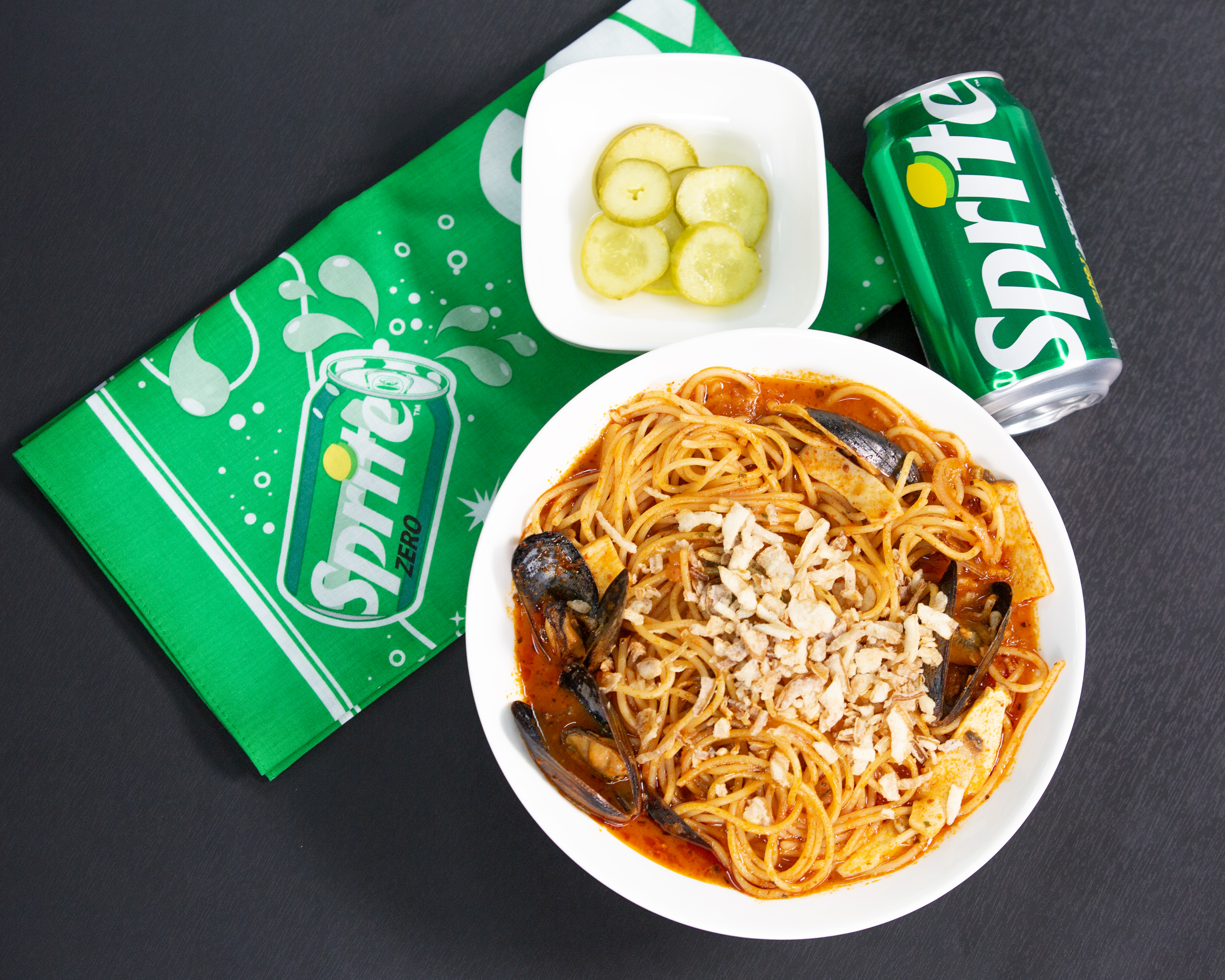 해장 파스타를 스프라이트와 함께 즐기고 있는 이미지.