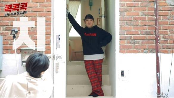 문치 박이 문 앞 계단 위에 서 있습니다