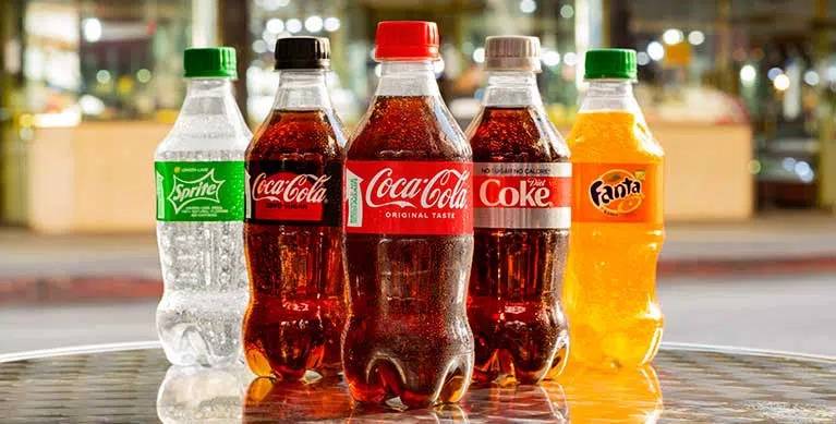 코카콜라와 그 브랜드의 다양한 종류가 플라스틱 병에 담긴 음료수로 존재합니다.