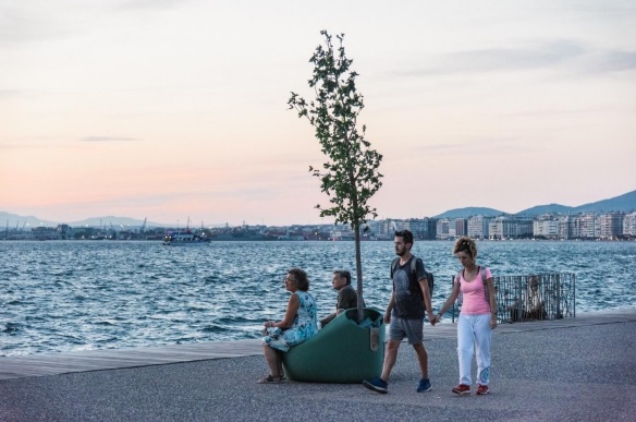 재활용을 통해 새롭게 재탄생한 가구가 그리스 테살로니키(Thessaloniki) 해안가에 놓여있다.