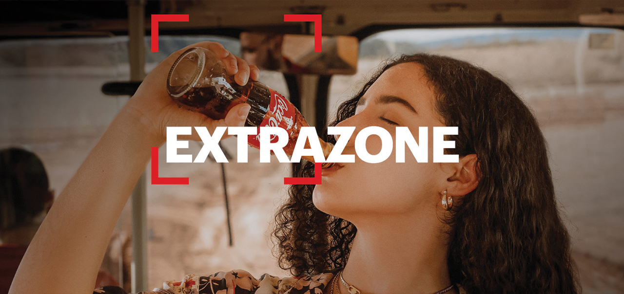 На старнице Coca-Cola Extrazone изображена женщина, пьющая безалкогольный напиток Coca-Cola. 