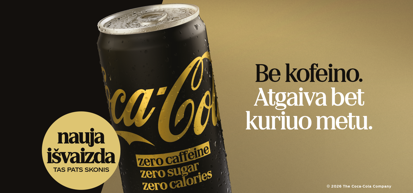 „Coca‑Cola“ be kofeino skardinė su užrašu „Be kofeino“ ir žyma „nauja išvaizda“ auksiniame fone.