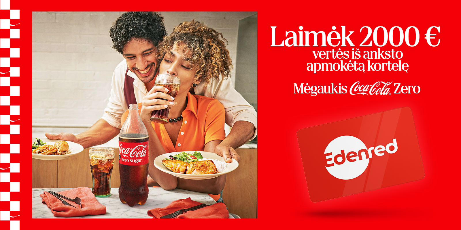 Žmonės prie vakarienės stalo virtuvėje pilsto „Coca‑Cola“, šalia rodoma reklama apie galimybę laimėti 2000 € dovanų kortelę.