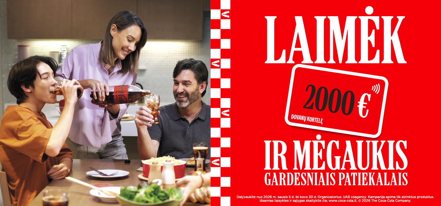 Žmonės prie vakarienės stalo virtuvėje pilsto „Coca‑Cola“, šalia rodoma reklama apie galimybę laimėti 2000 € dovanų kortelę.