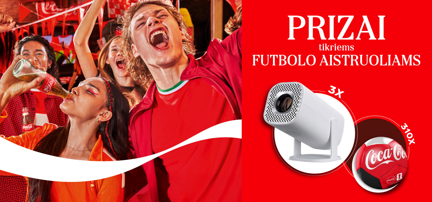  džiaugsmingi žmonės raudonai apsirengę ir tekstas „Prizai futbolo aistruoliams“, „Coca‑Cola“ kampanija