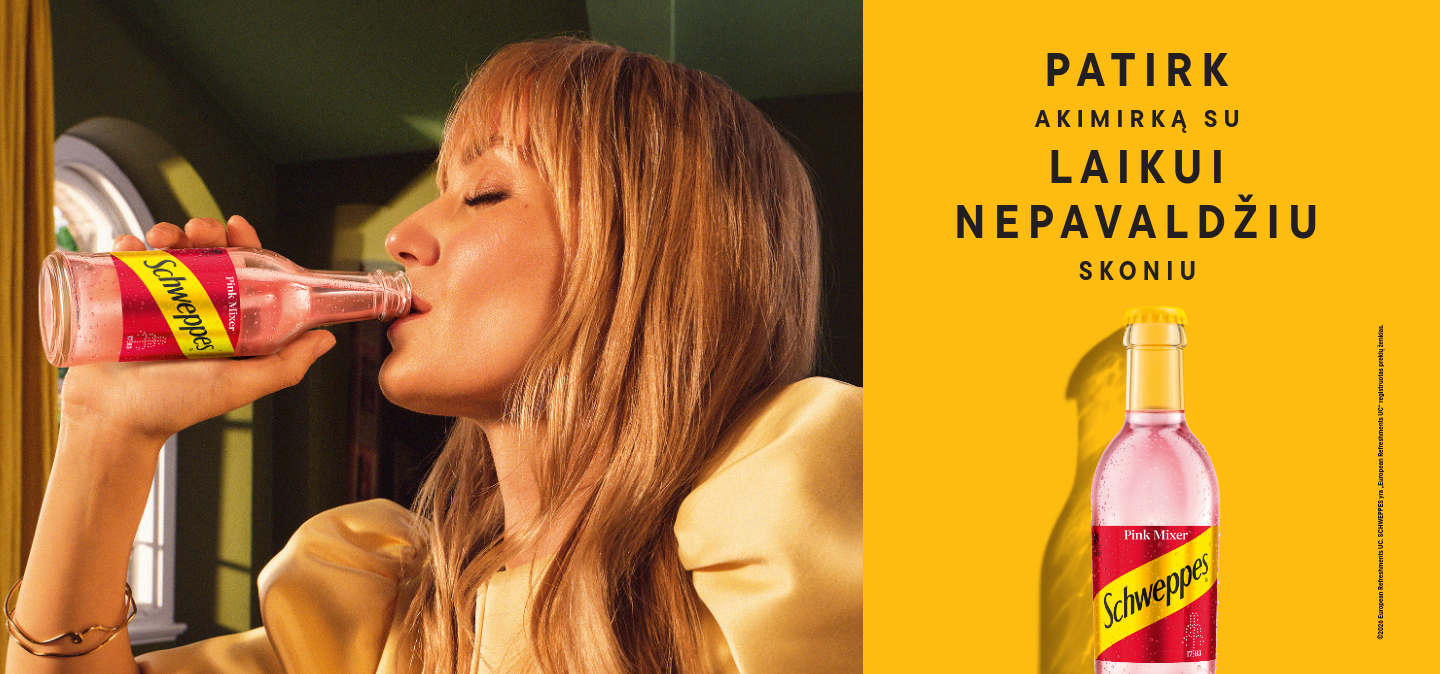 Asmuo geria „Schweppes Pink Mixer“, šalia matomas geltonas reklaminis fonas su buteliu.